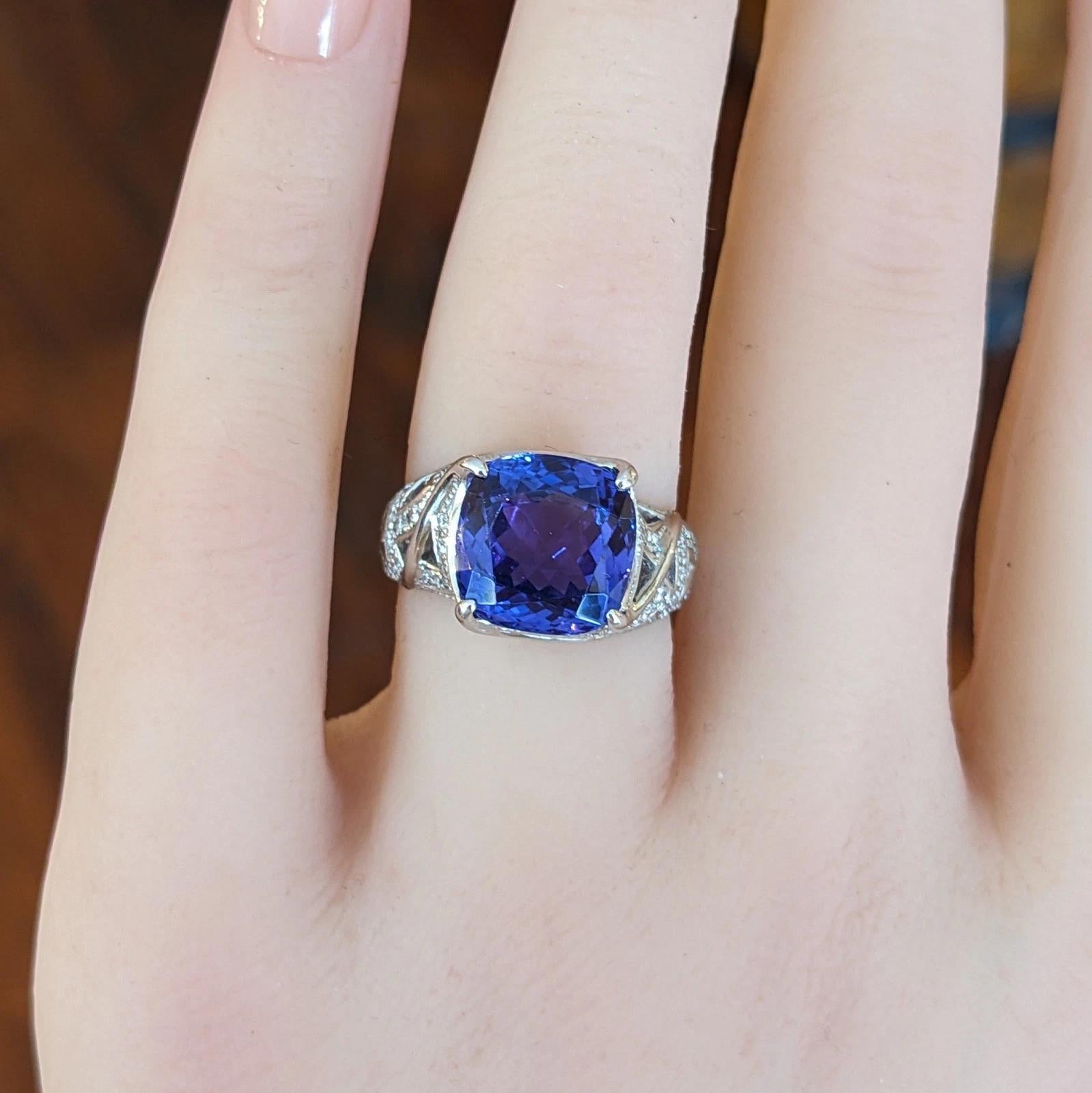 6,01 Karat Tansanit und Diamant Ring aus Platin

Tansanit und Diamant Ring verfügt über ein Kissen geformt Tansanit in der Mitte, mit einem Gewicht von 6,01 Karat, akzentuiert durch runde Diamanten im Brillantschliff Pave Set auf den Seiten, die