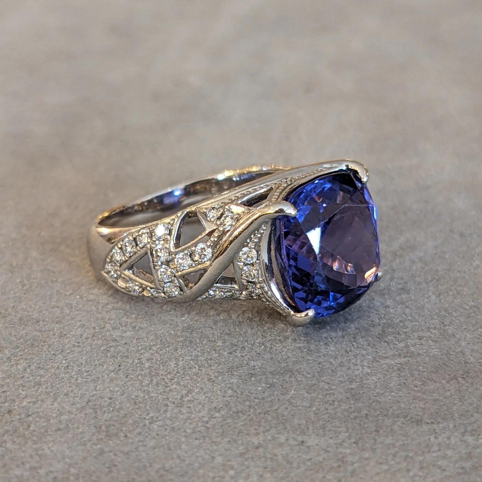 Kissen Tansanit 6,01 ct und Diamant Ring in Platin Damen im Angebot