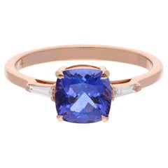 Bague en or rose 18 carats avec tanzanite taille coussin et diamants baguettes coniques