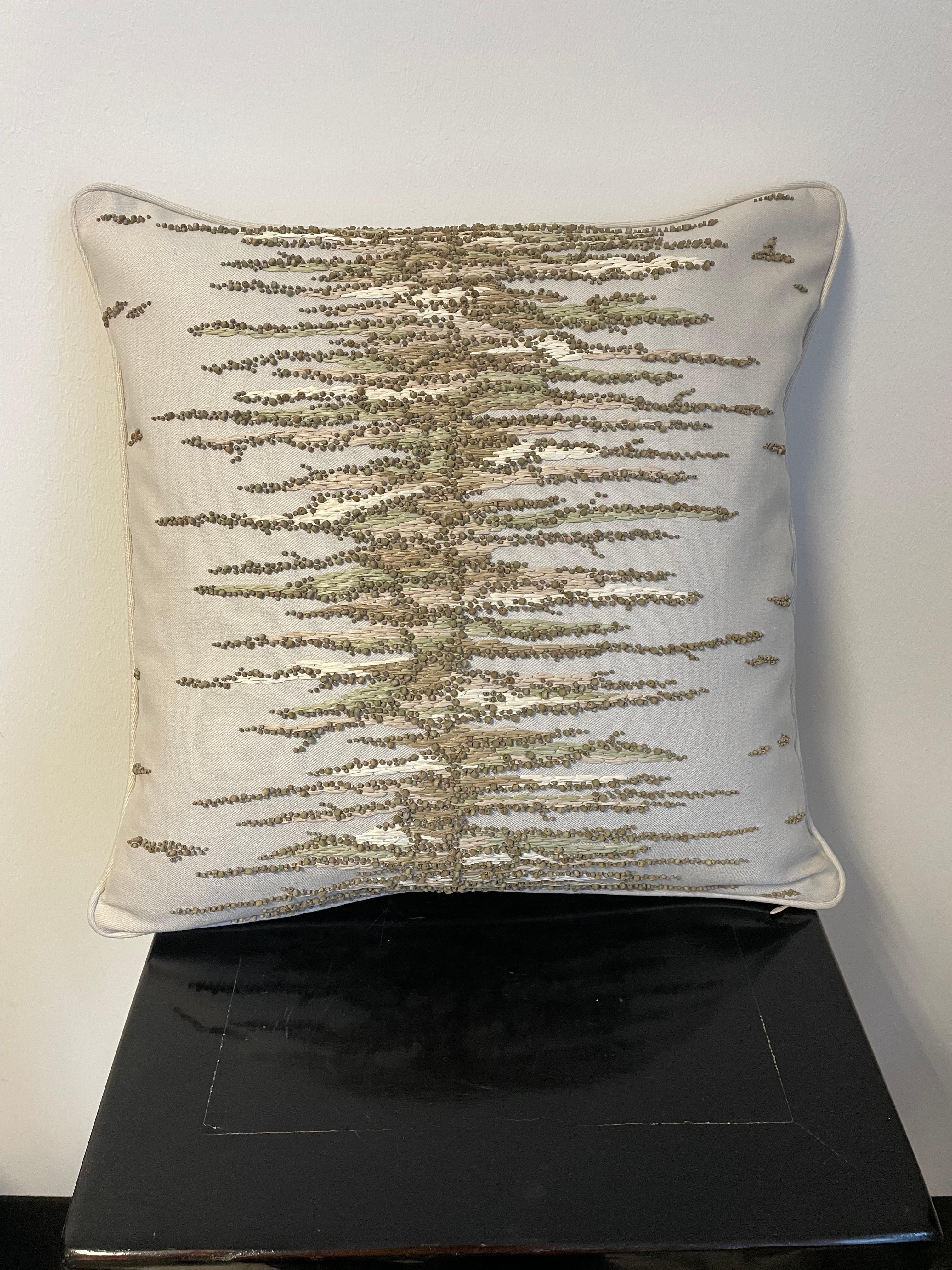 Creamos este cojín con un Diseño Orgánico Contemporáneo inspirado en los Corales, las Grasas Marinas y la Naturaleza del Lado del Mar: El delicado y fino Bordado a Mano está hecho con Rafia y Cuentas de Madera. 
Los colores de la rafia: Paja, Gras