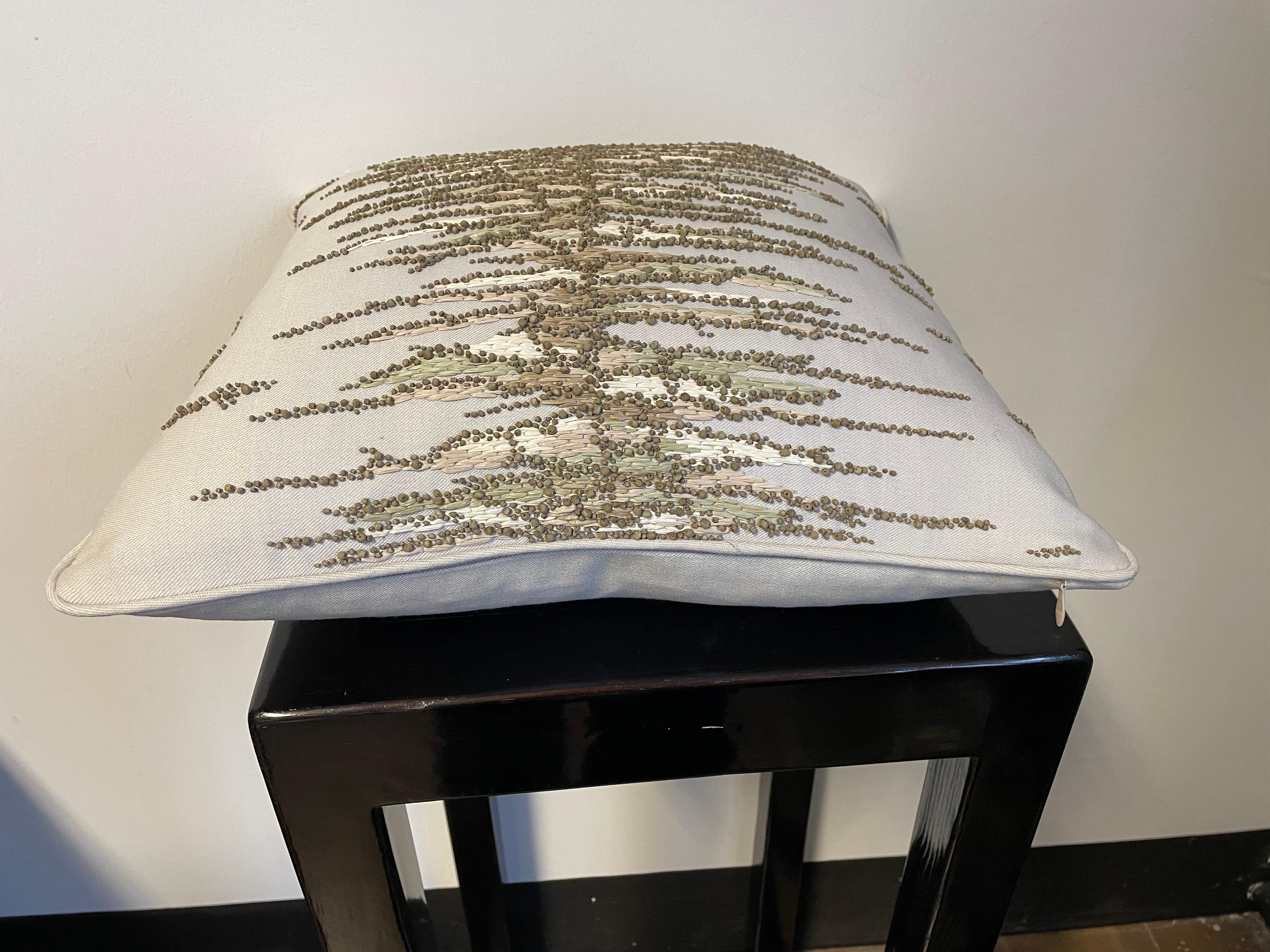 Kissen mit Contemporary Organic Design Handstickerei mit Raffia und Perlen (Organische Moderne) im Angebot