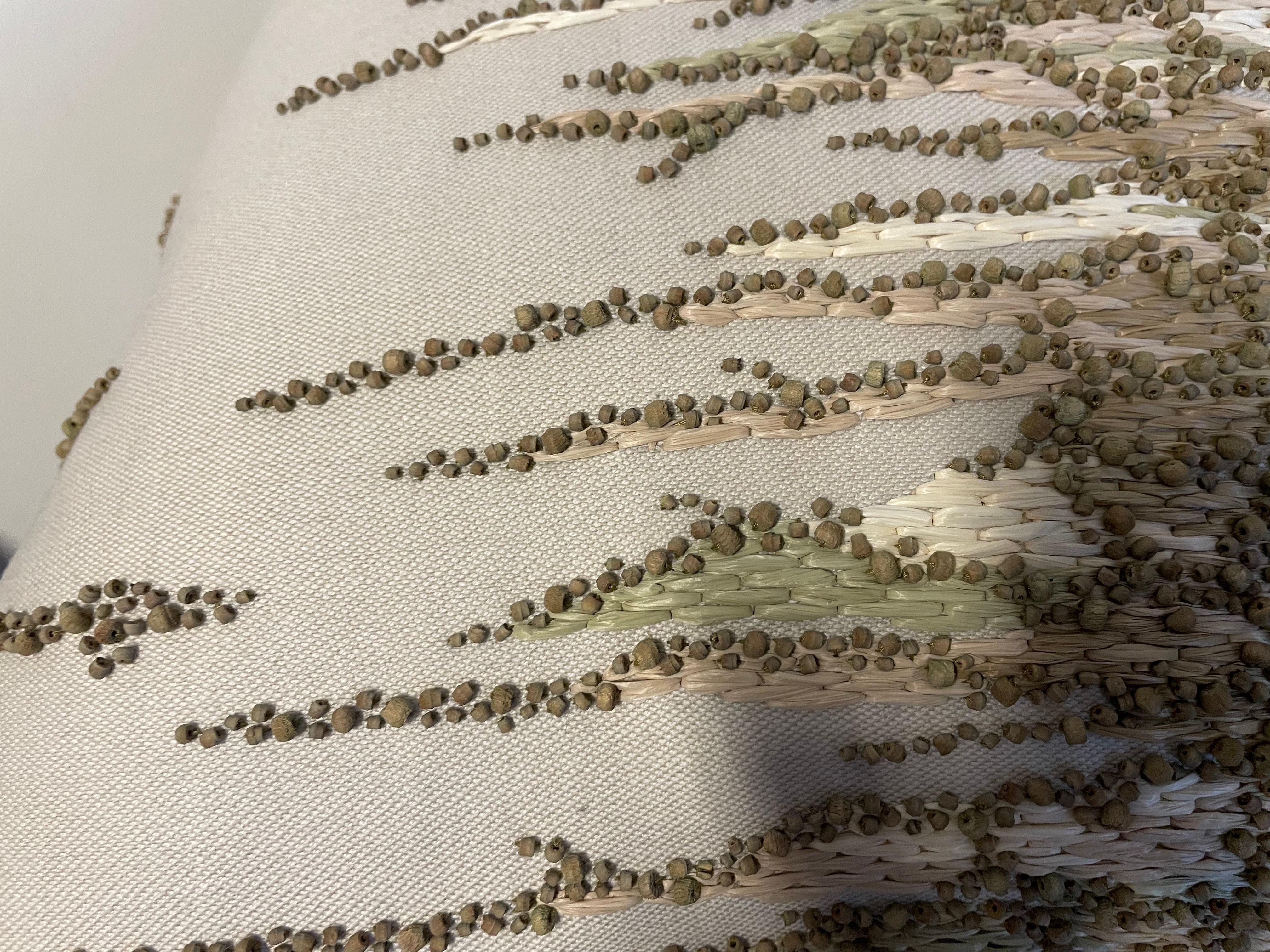 Cojín con diseño orgánico contemporáneo bordado a mano con rafia y abalorios Alemán en venta