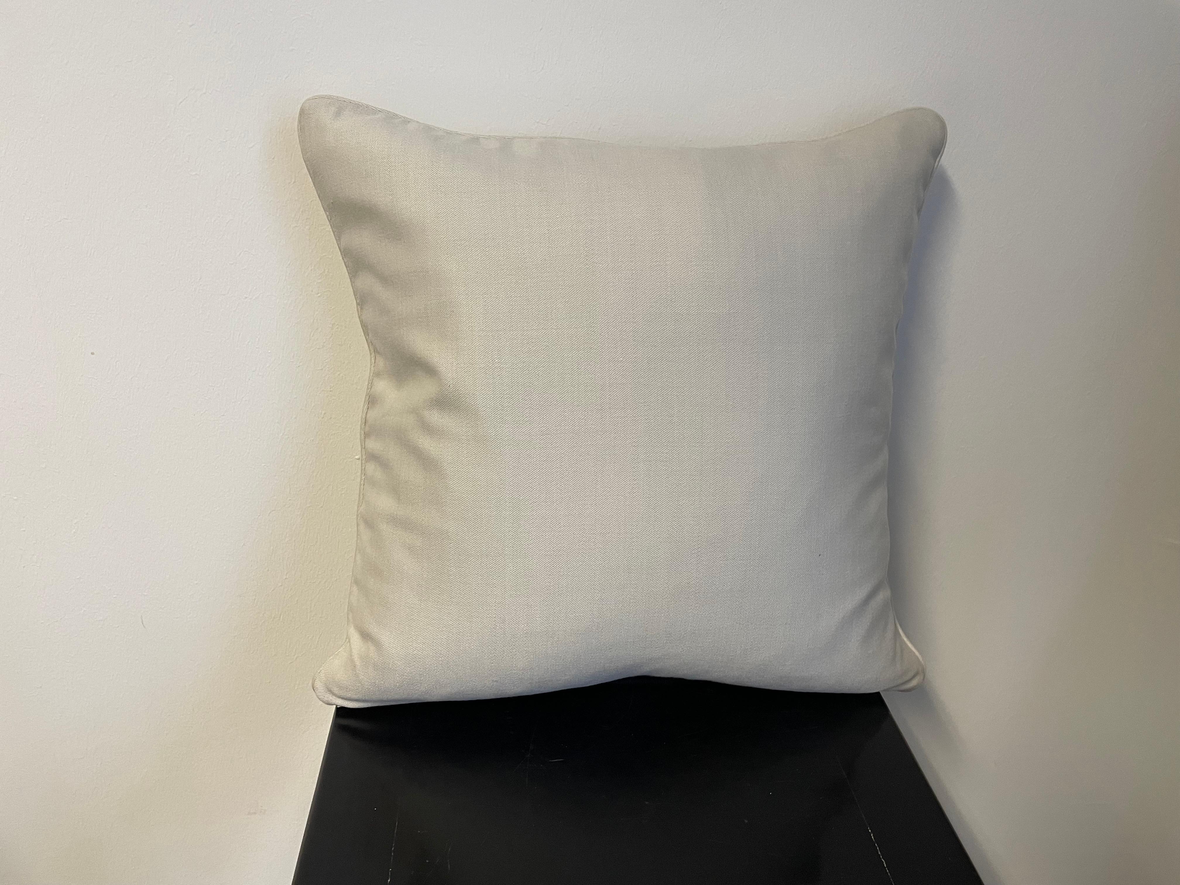 Kissen mit Contemporary Organic Design Handstickerei mit Raffia und Perlen (Bestickt) im Angebot