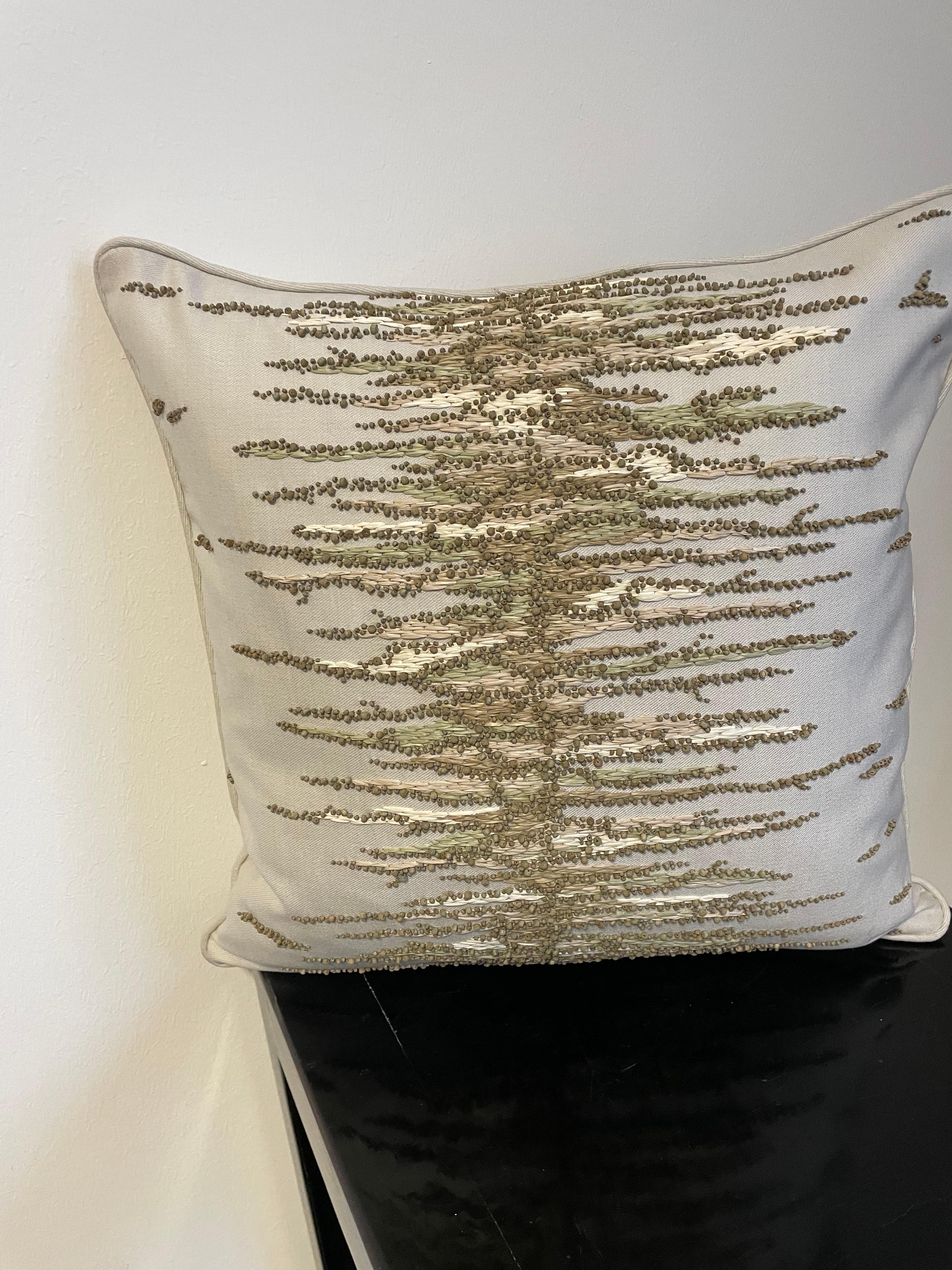 Kissen mit Contemporary Organic Design Handstickerei mit Raffia und Perlen im Zustand „Neu“ im Angebot in Hamburg, DE