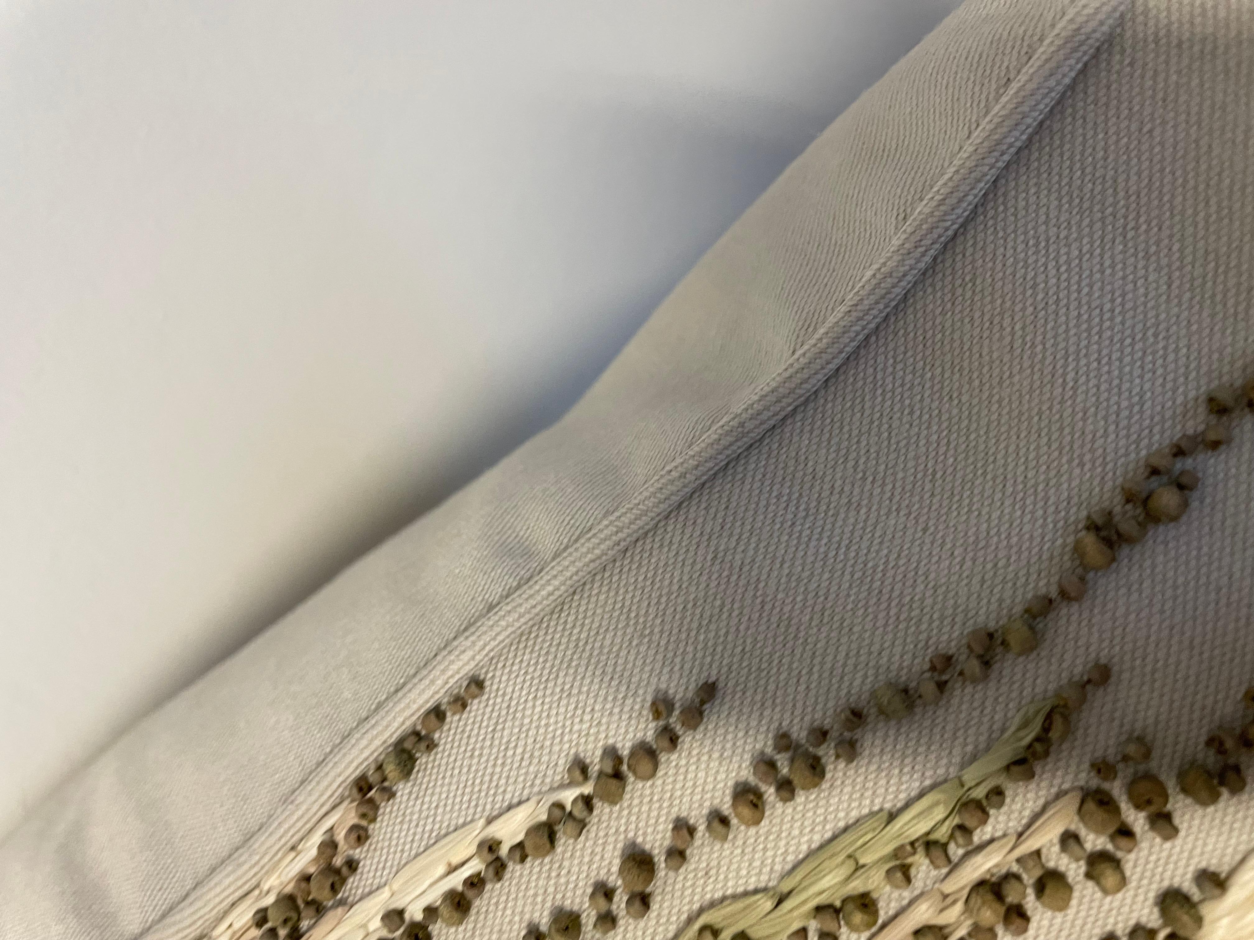 Kissen mit Contemporary Organic Design Handstickerei mit Raffia und Perlen (21. Jahrhundert und zeitgenössisch) im Angebot