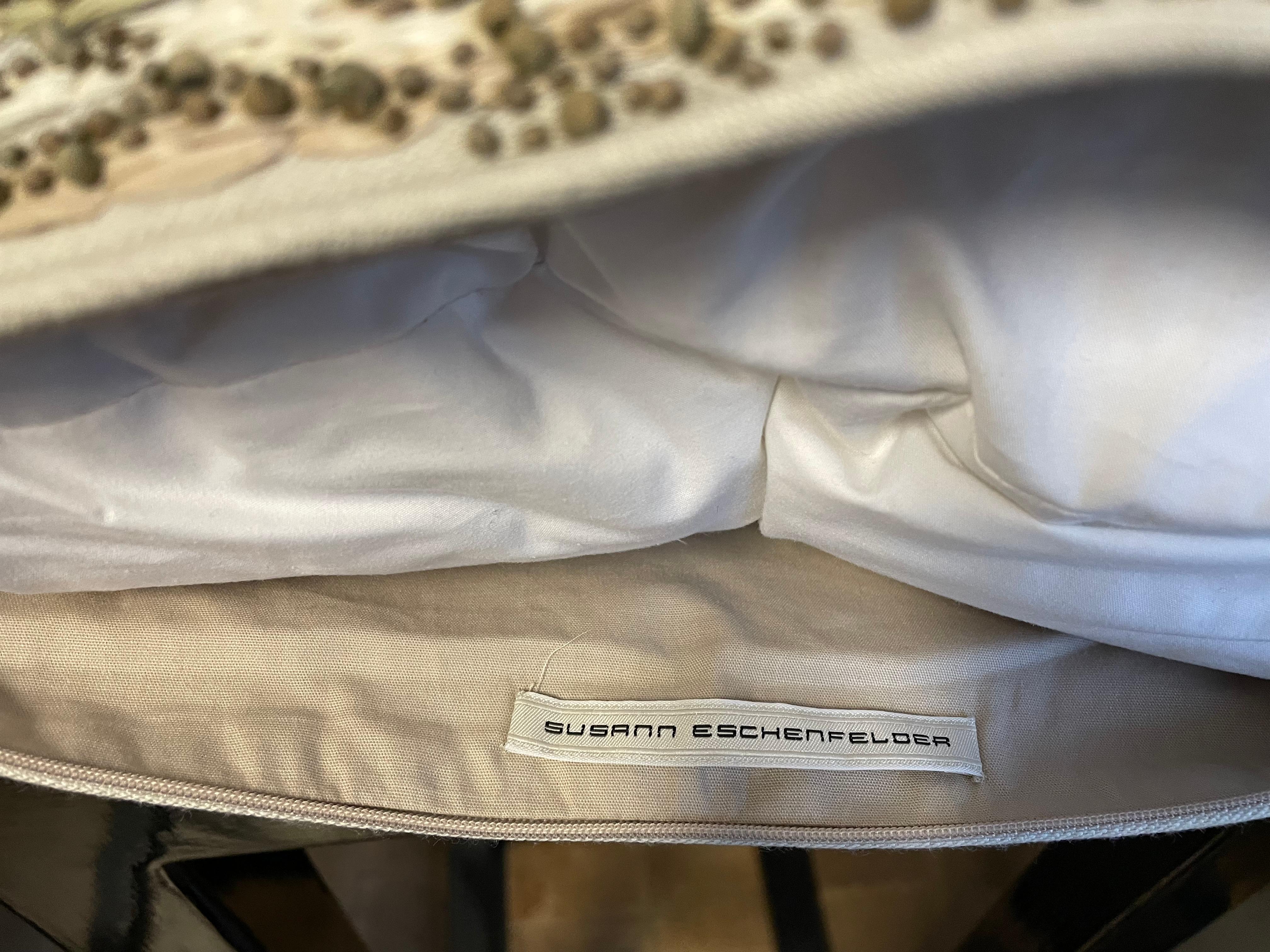 Cojín con diseño orgánico contemporáneo bordado a mano con rafia y abalorios Lana en venta