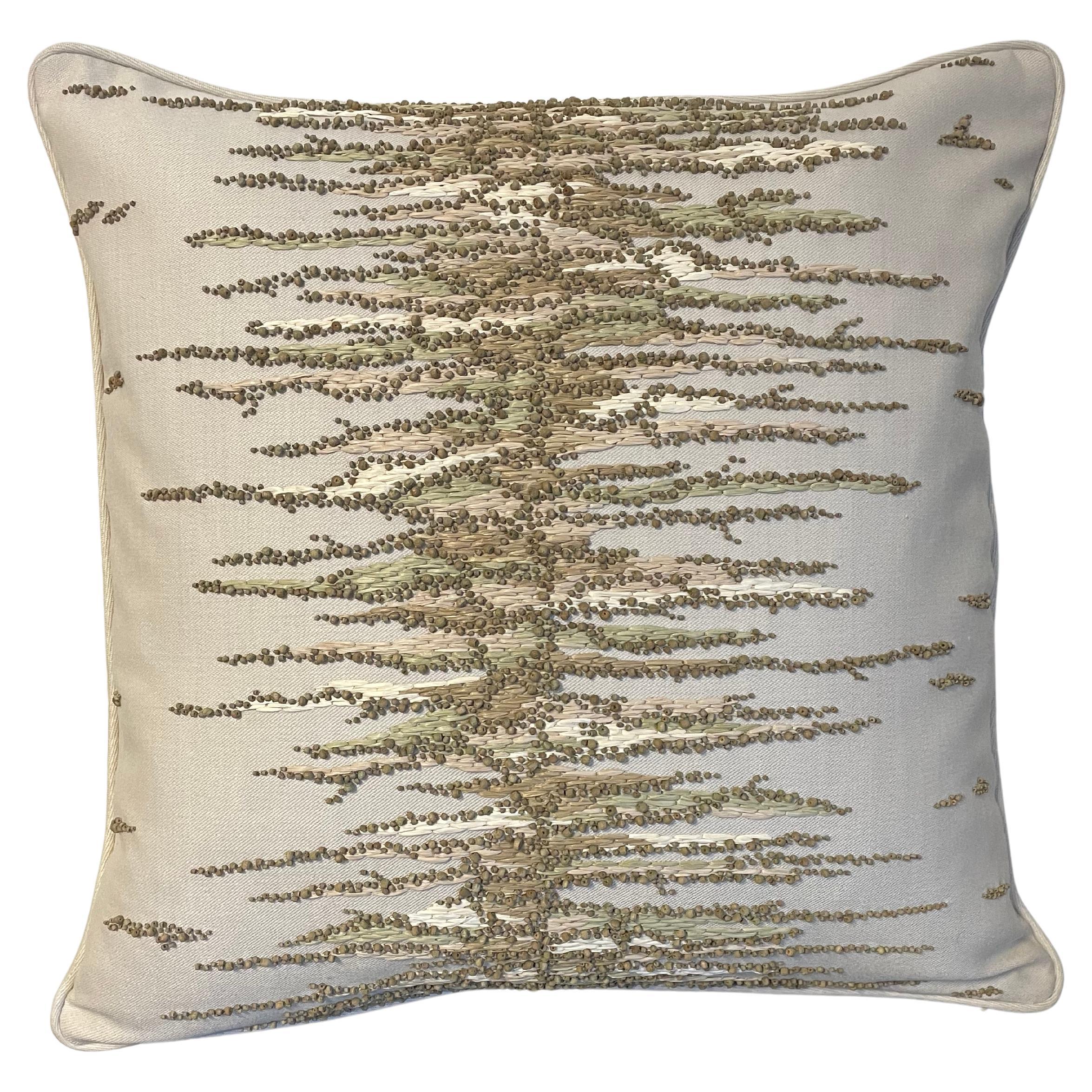 Kissen mit Contemporary Organic Design Handstickerei mit Raffia und Perlen im Angebot