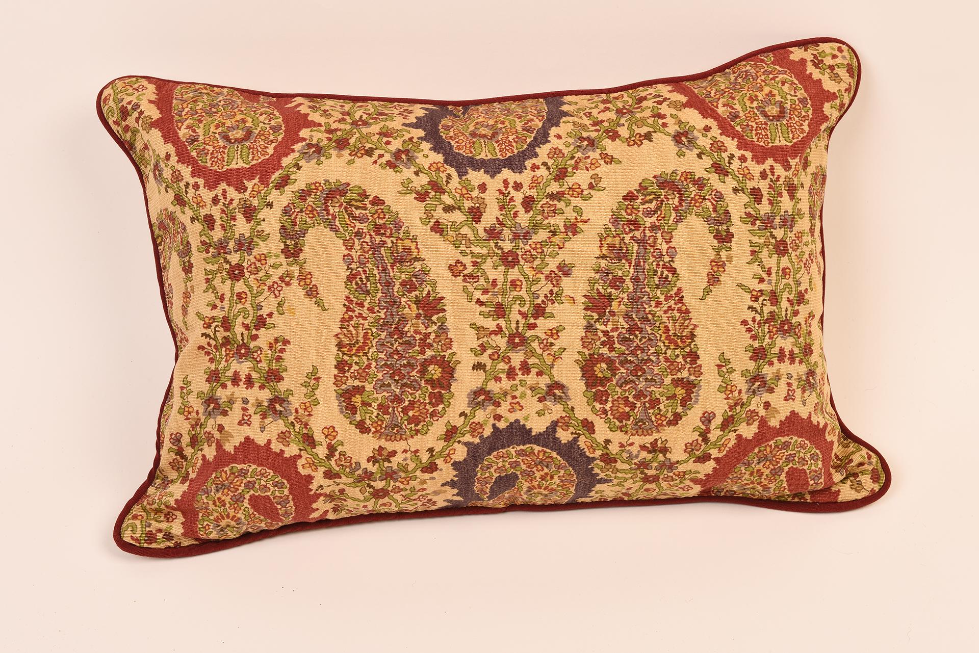Cuscino con tessuto a motivi paisley (ho dimenticato il nome). 
Posizionato su qualsiasi lato, dà un tocco di eleganza.


rif. I. A. B. 2414 bis