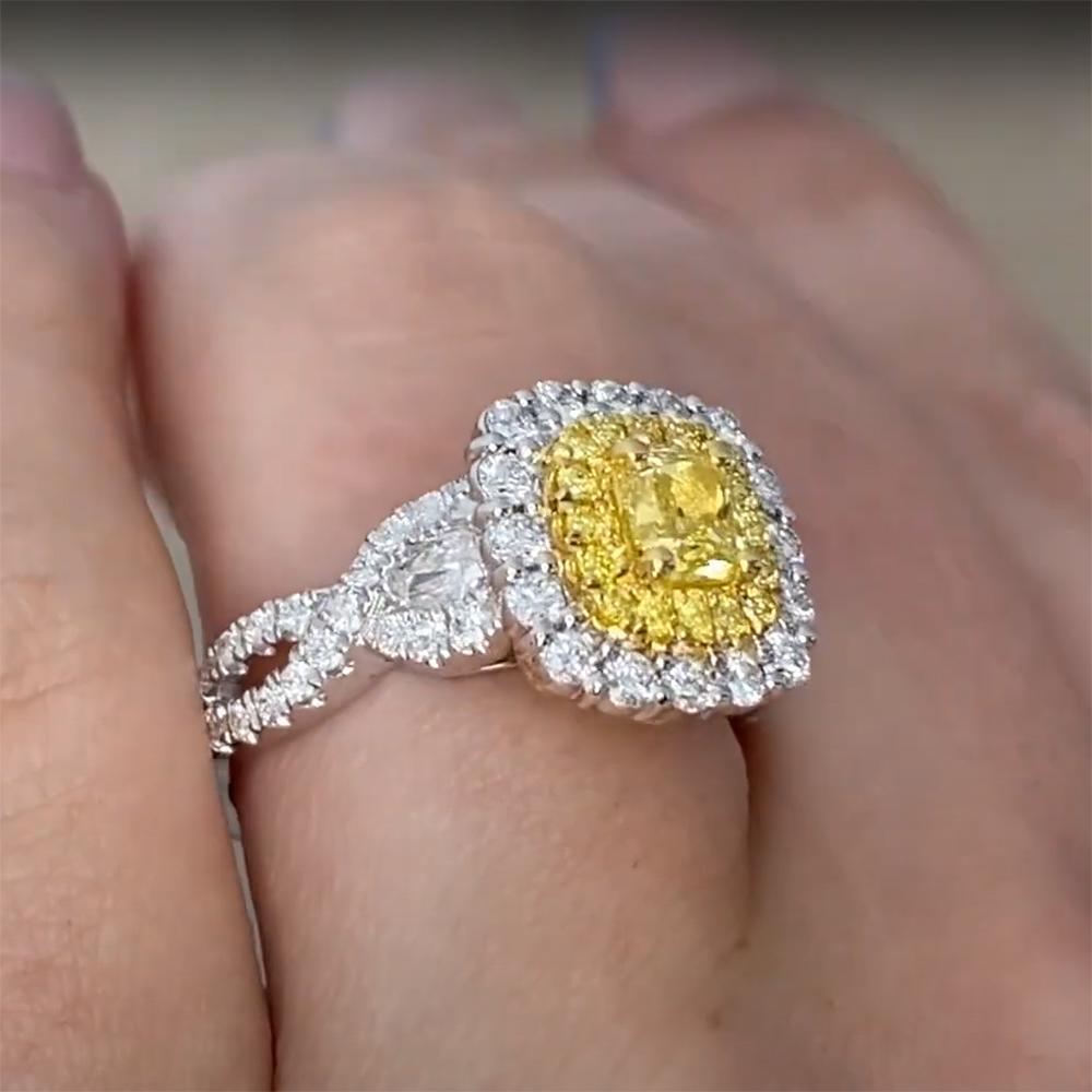 Art Déco Anello con diamante giallo a cuscino (circa 0,60 carati) con doppia corona, oro bianco in vendita