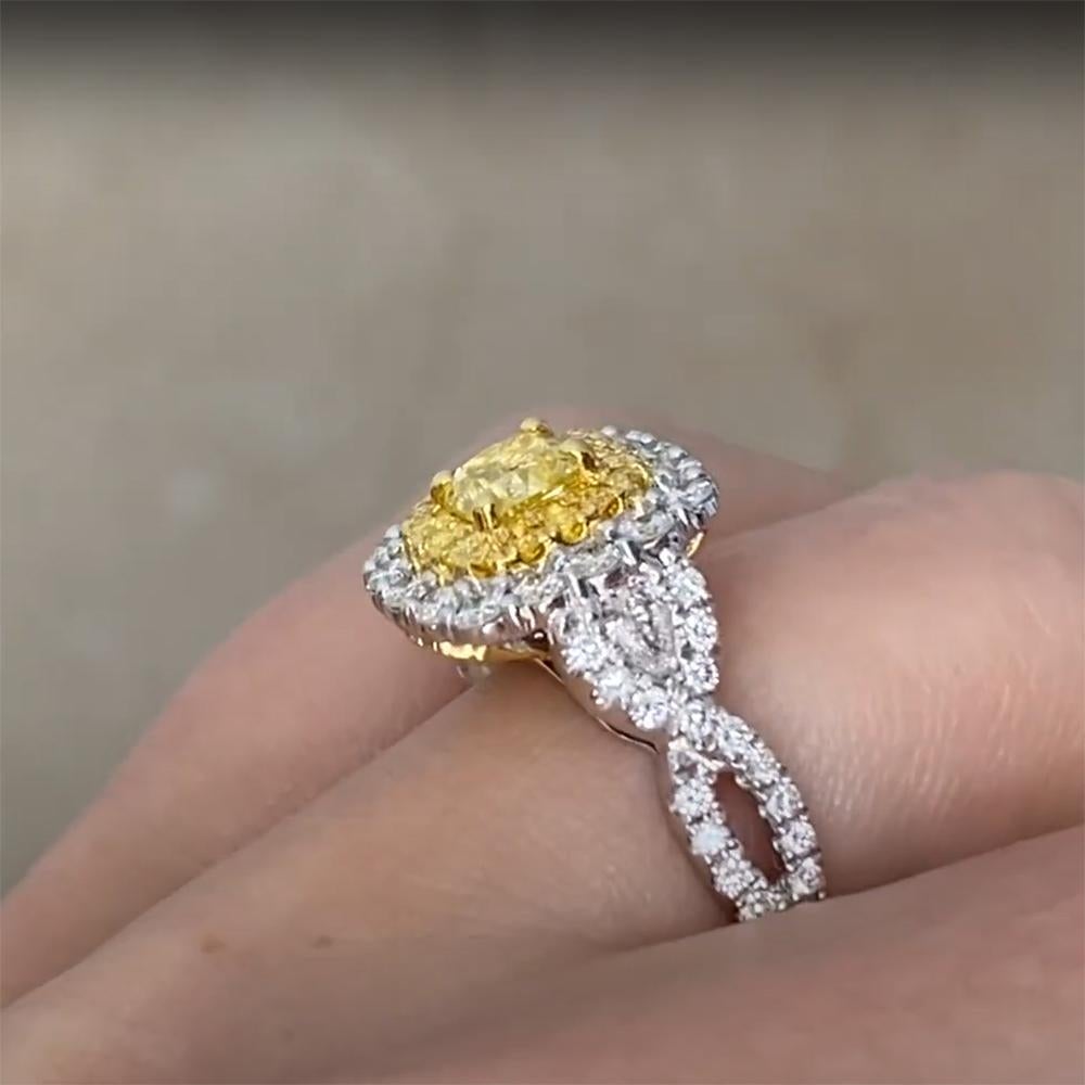 Taglio cuscino Anello con diamante giallo a cuscino (circa 0,60 carati) con doppia corona, oro bianco in vendita