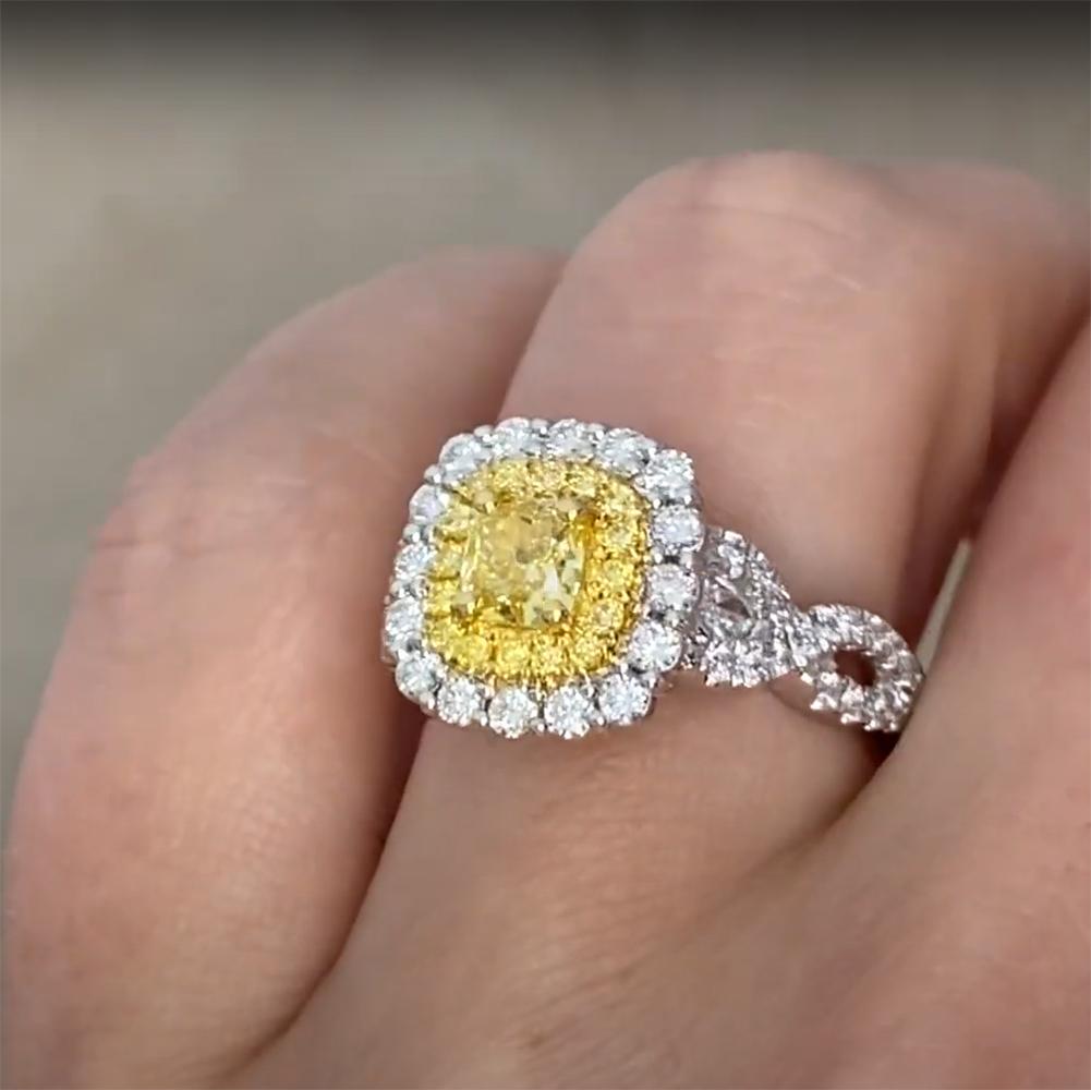 Anello con diamante giallo a cuscino (circa 0,60 carati) con doppia corona, oro bianco In condizioni ottime in vendita a New York, NY