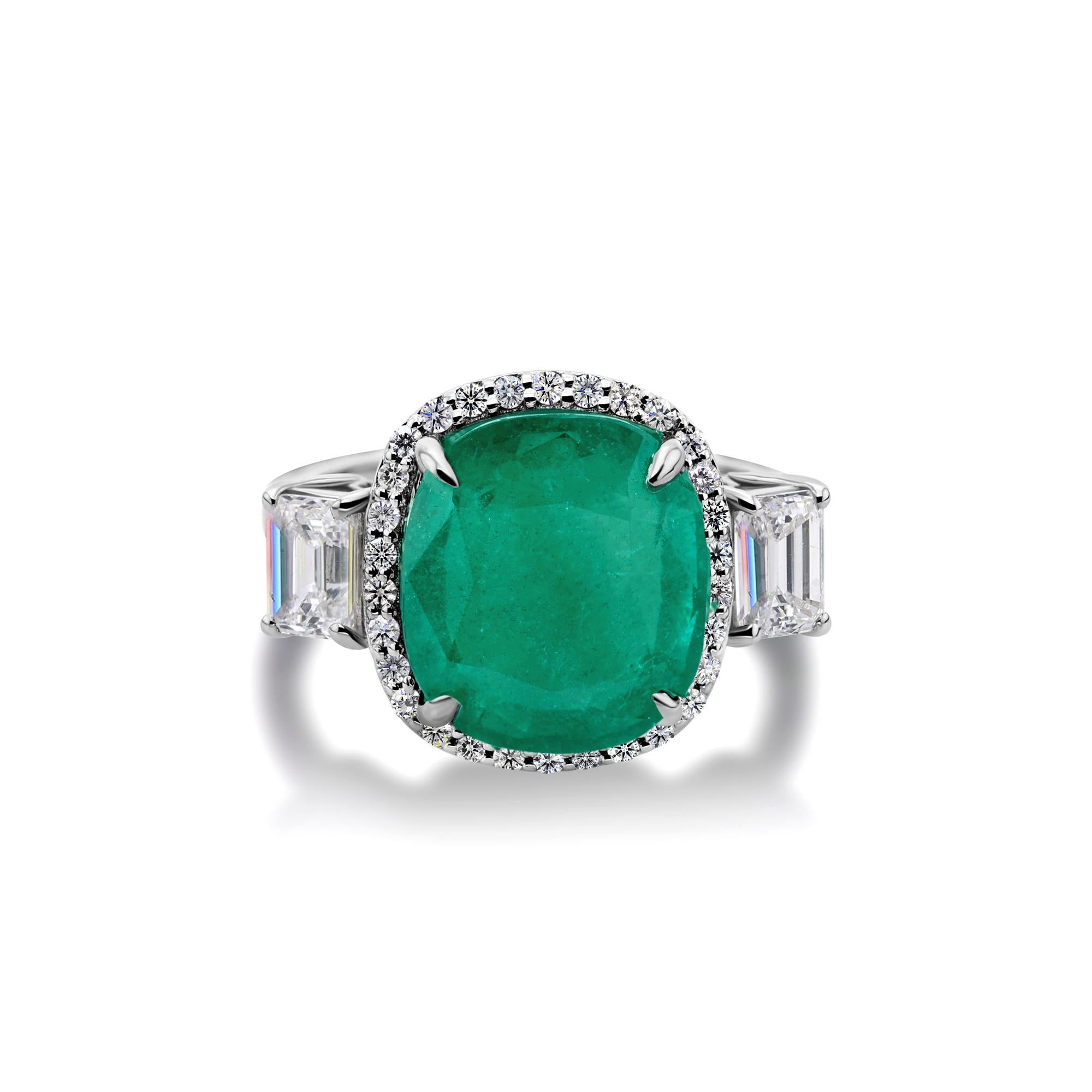 En venta: Esmeralda zambiana en cojín Anillo de oro blanco de 14 quilates con halo de diamantes para cóctel de cumpleaños  4