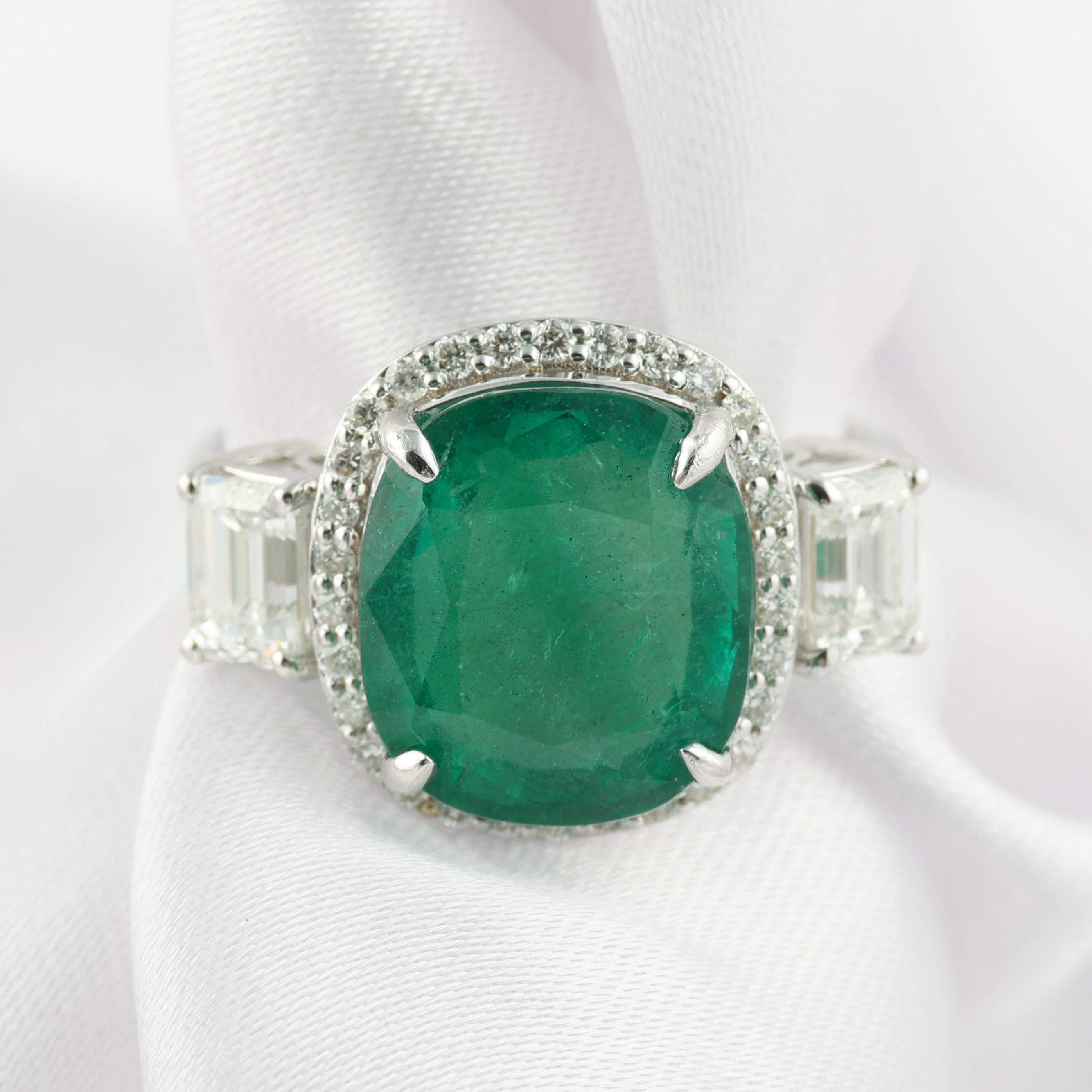 En venta: Esmeralda zambiana en cojín Anillo de oro blanco de 14 quilates con halo de diamantes para cóctel de cumpleaños  7