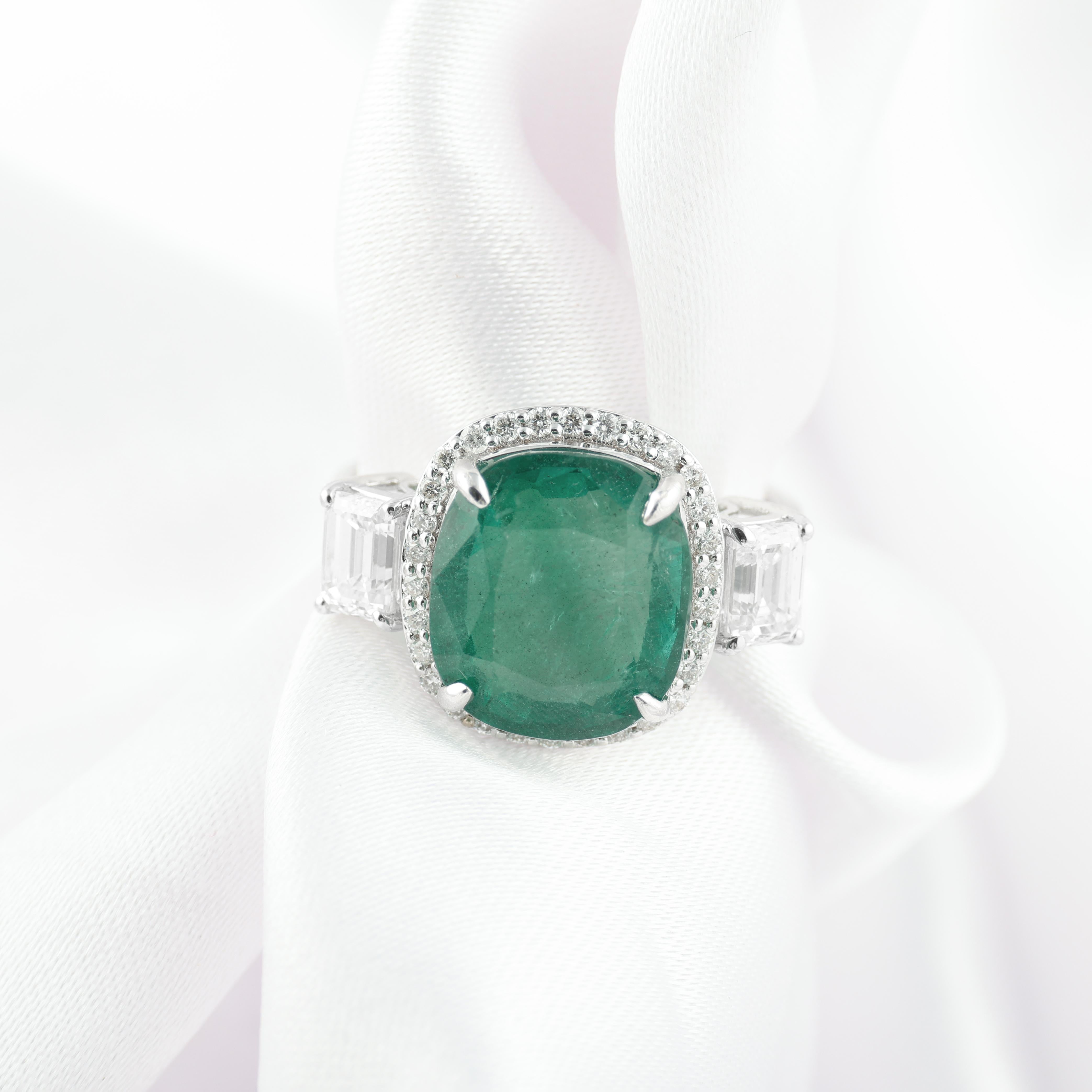 in vendita:  Cuscino di smeraldo dello Zambia Diamante aureolato Cocktail Birthstone Ring Oro bianco 18 carati 7