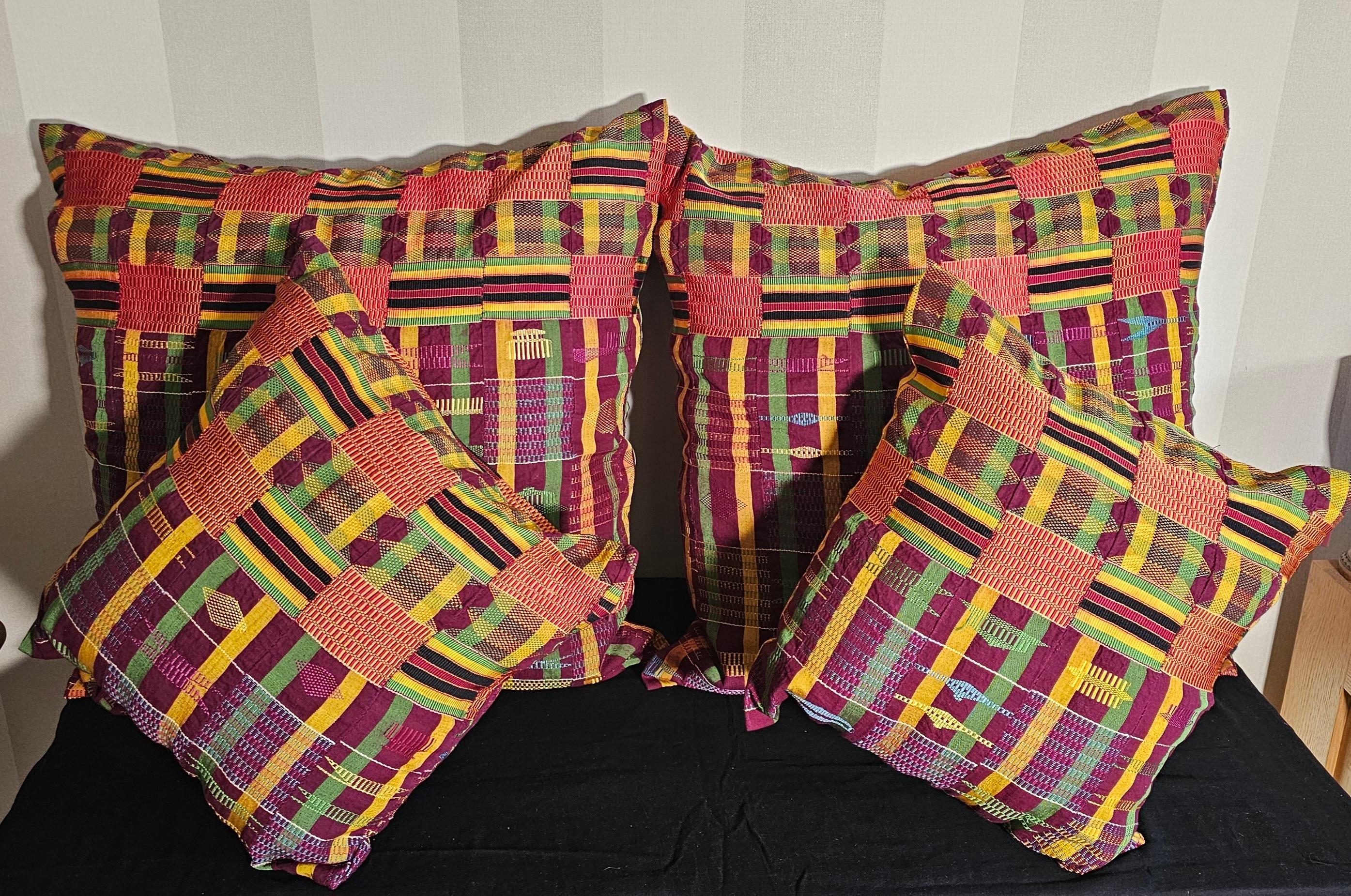 Si tratta di una raffinata collezione di cuscini cuciti a partire da un rarissimo pezzo di tessuto Ashante Kent degli anni '60. 
Il Kent Ashante utilizzato per cucire i cuscini è tessuto in cotone filato a mano con tinture naturali. Questo Kent