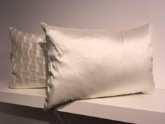 Kissen aus handgewebter Seide mit plissiertem Korbgeflechtmuster in Farbe Austern