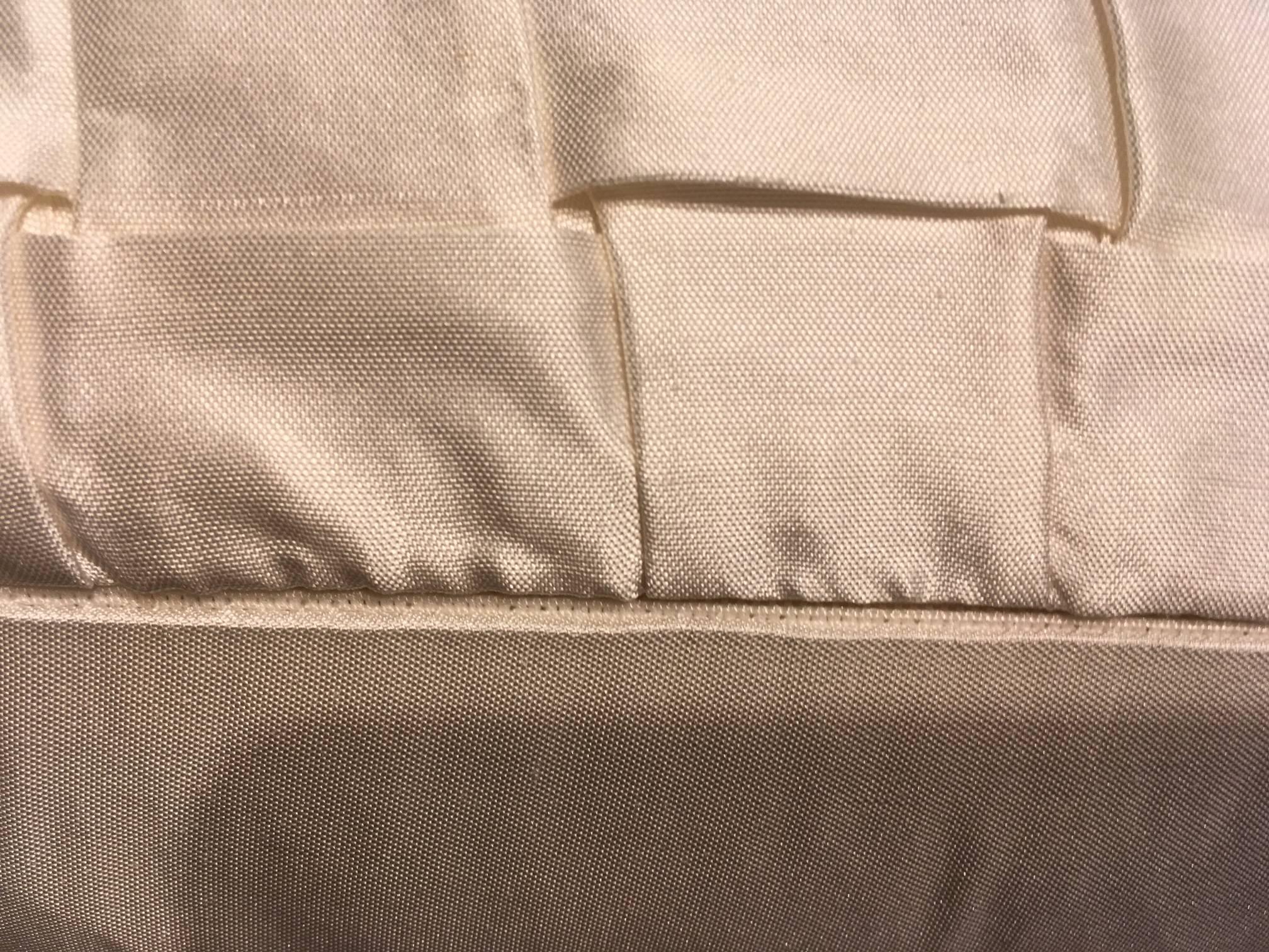 Embossé Coussins en soie tissée à la main à motif de panier plissé Couleur Oyster en vente