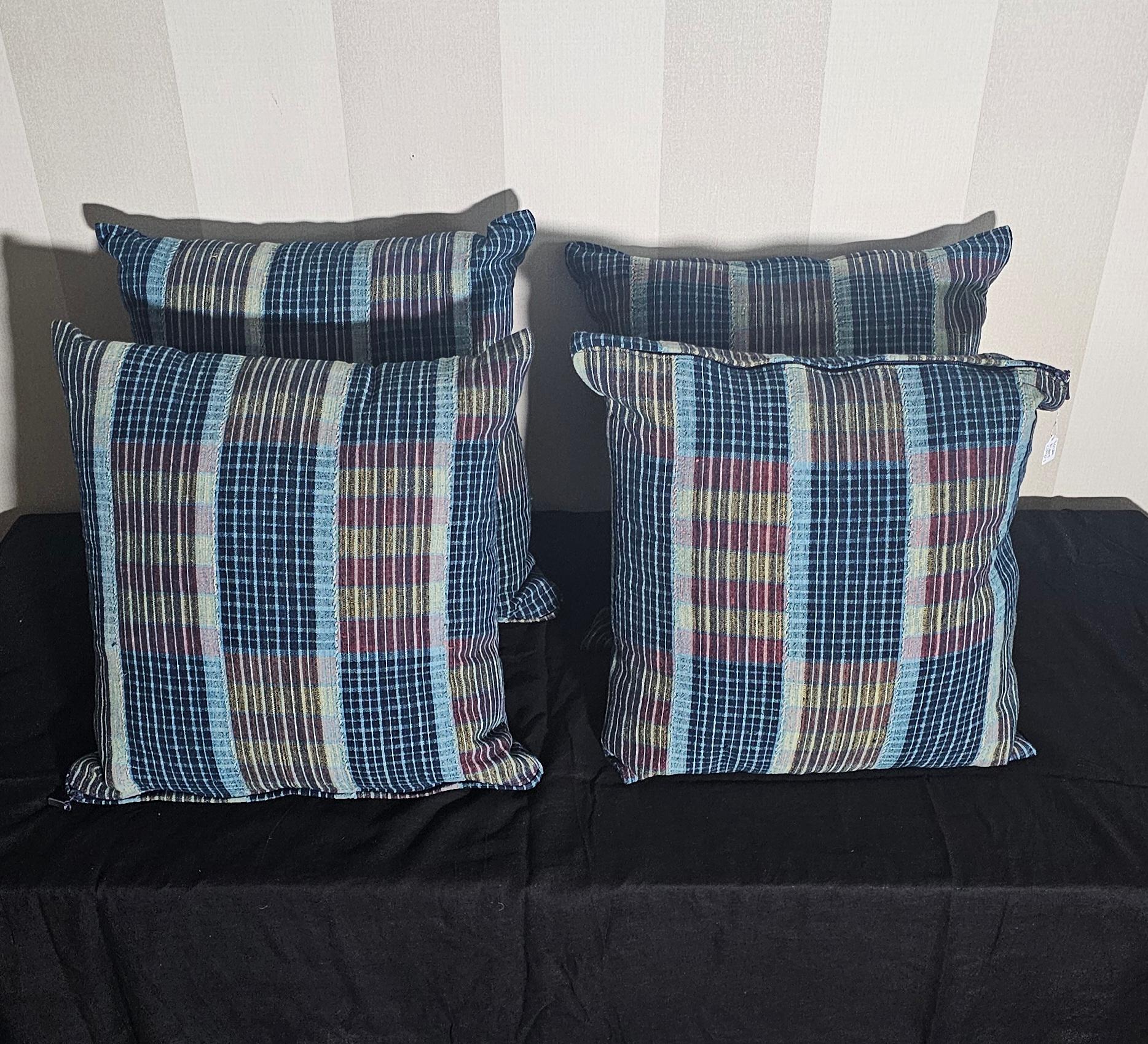 Ésta es una excelente colección de 4 cojines cosidos por expertos a partir de una pieza textil del pueblo Yoruba de Nigeria . El tejido original lo habría llevado una dama yoruba de alto rango y se habría usado en ceremonias nupciales . 
La tela