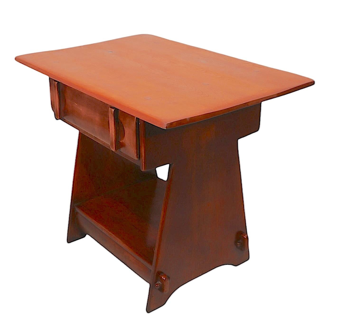 Seltener kleiner Schreibtisch von der H.T. Cushman Manufacturing Company, ca. 1930er Jahre. Der Schreibtisch verfügt über eine skulpturale, hängende Platte über einer großen Schublade mit trapezförmigen Beinen, die durch eine untere  Regal. Der
