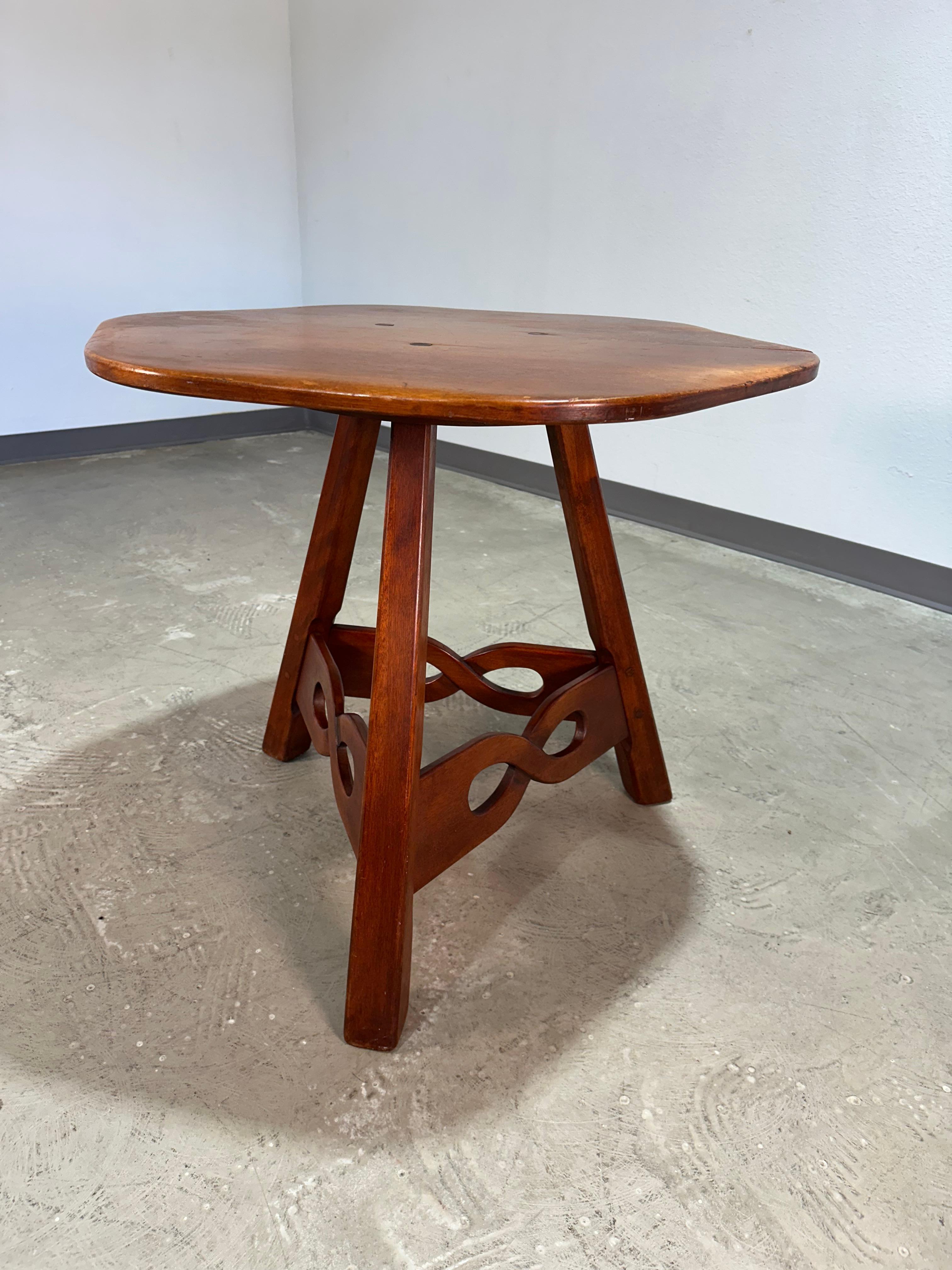 Vintage 1950’s Cushman Colonial Creations primitive solid maple occasional table. Freeform edge top on triangular base with infinity carved cross stretchers. Done in a Dutch or French Brutalist Style. Beautifully aged and patinaed.

Dimensions: