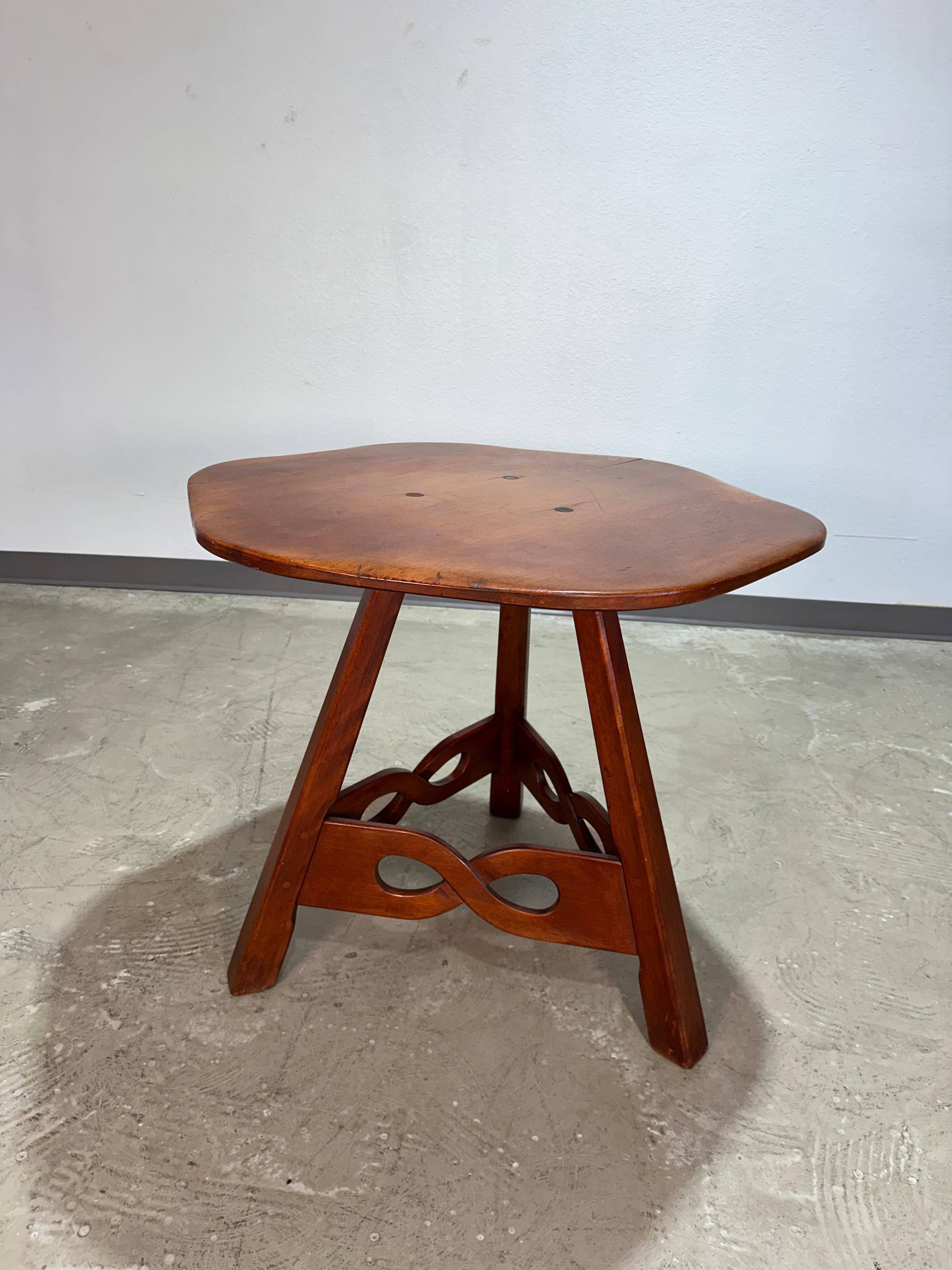 Carved Cushman Colonial Rustic Primitive Maple Occasional Table For Sale