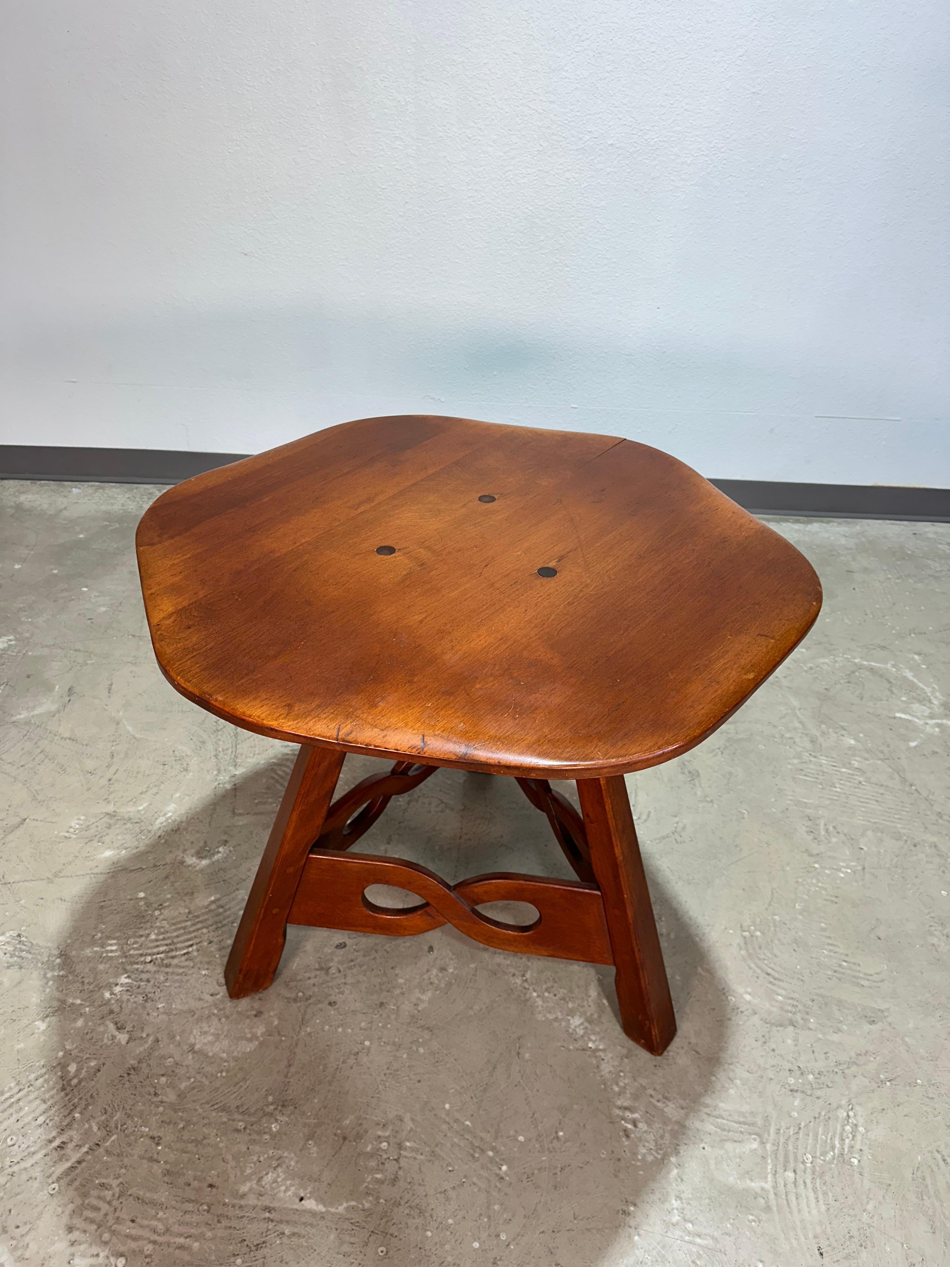 Cushman Colonial Rustic Primitive Maple Occasional Table In Good Condition For Sale In Lutz, FL