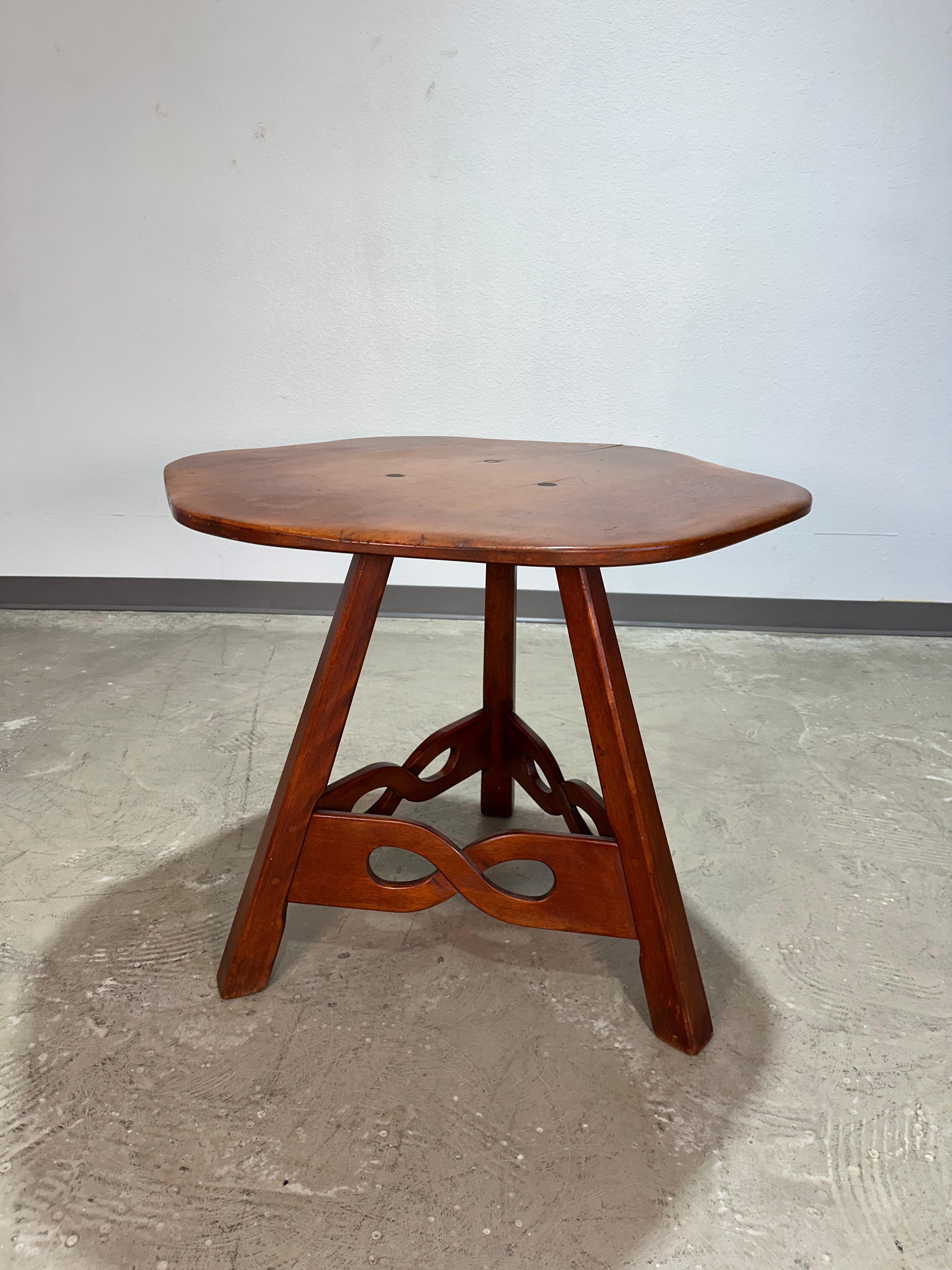 20th Century Cushman Colonial Rustic Primitive Maple Occasional Table For Sale