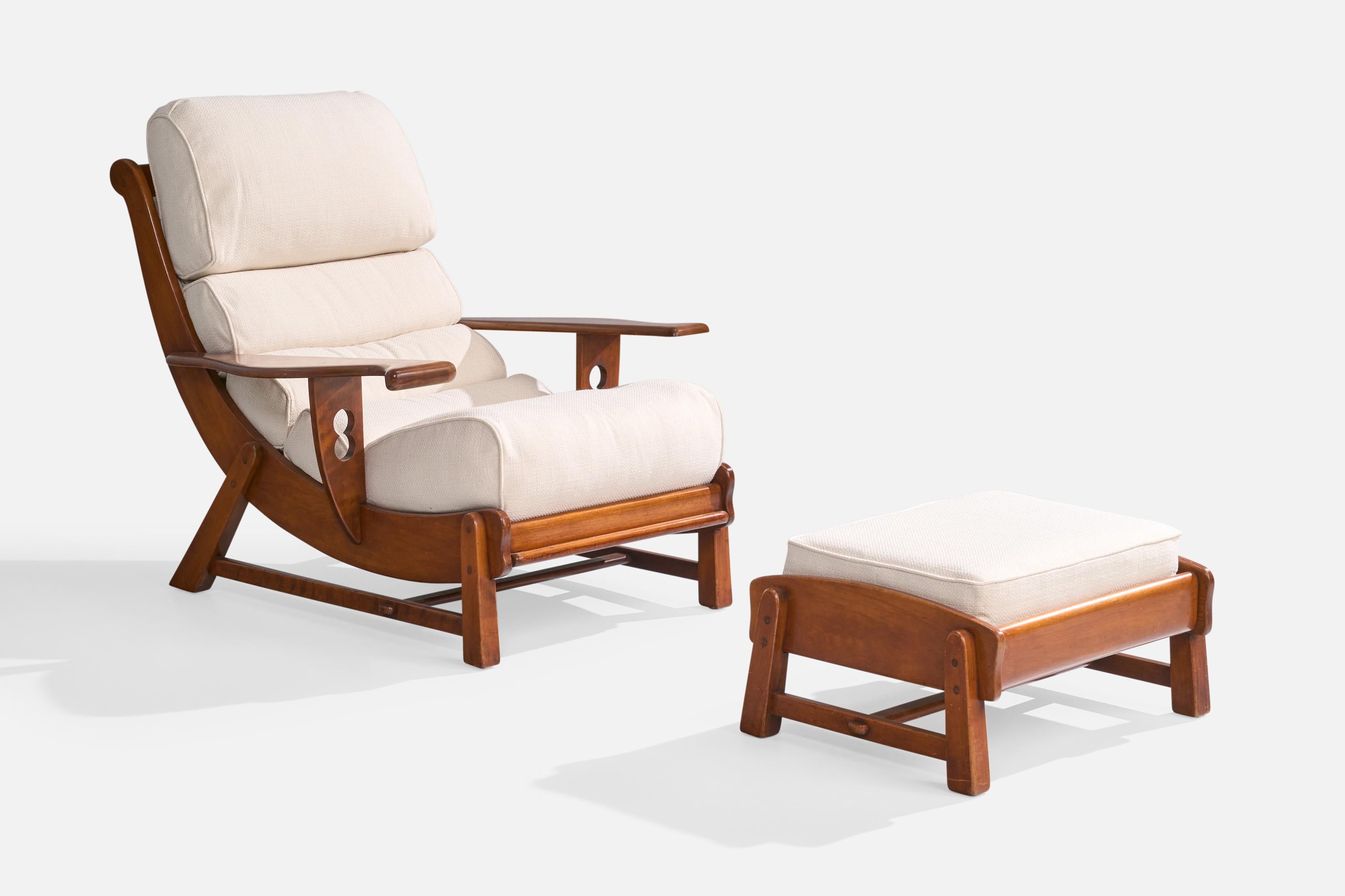 Sedia da salotto in legno e tessuto bianco con pouf prodotta da Cushman Furniture, USA, anni '40 circa.

Rivestito con un tessuto nuovo di zecca.

Dimensioni della sedia: 38