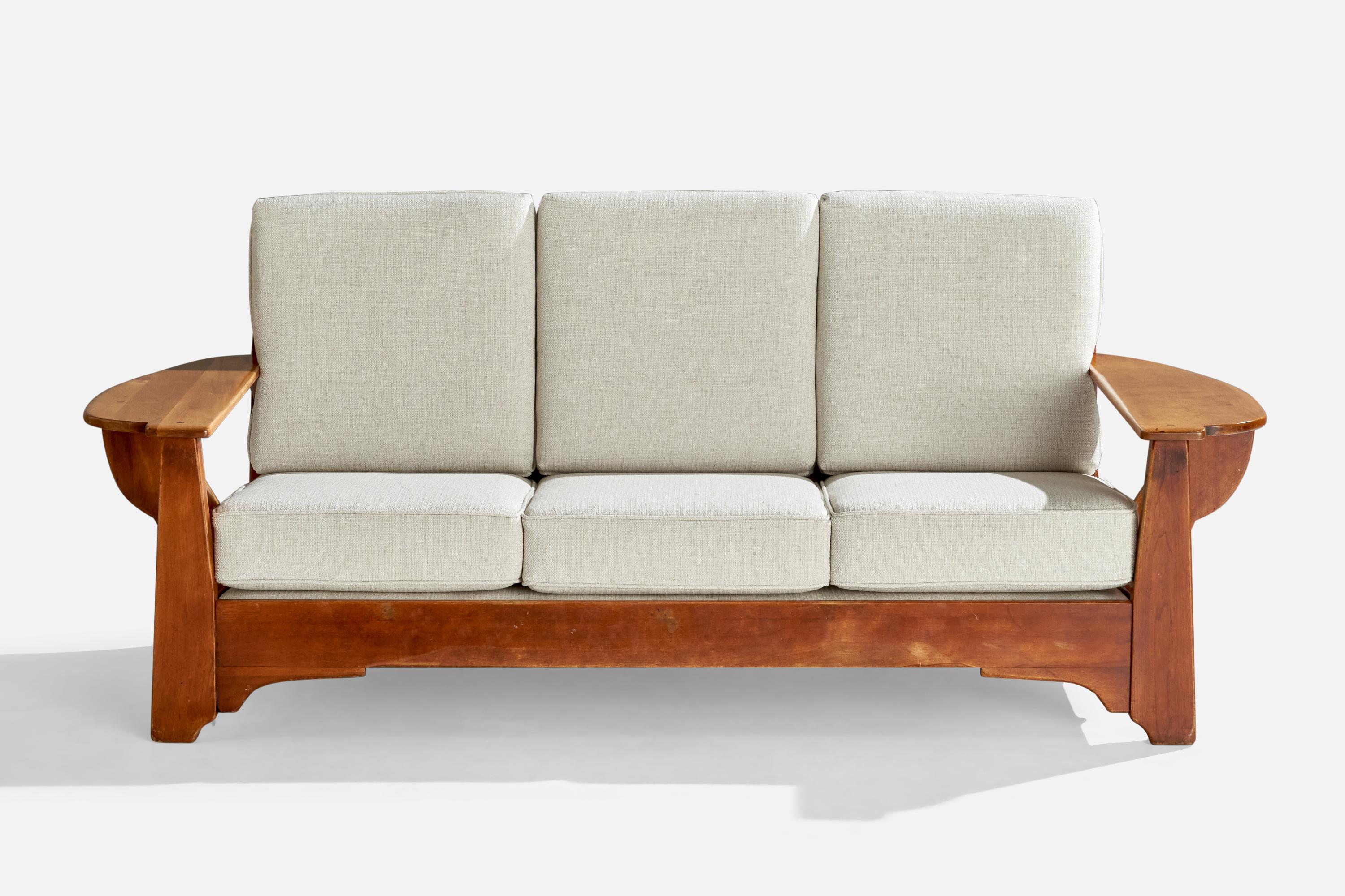 Canapé en bois et tissu blanc produit par Cushman Furniture, USA, c. 1940s.

Rembourré dans un tissu neuf.

Hauteur du siège : 16.5