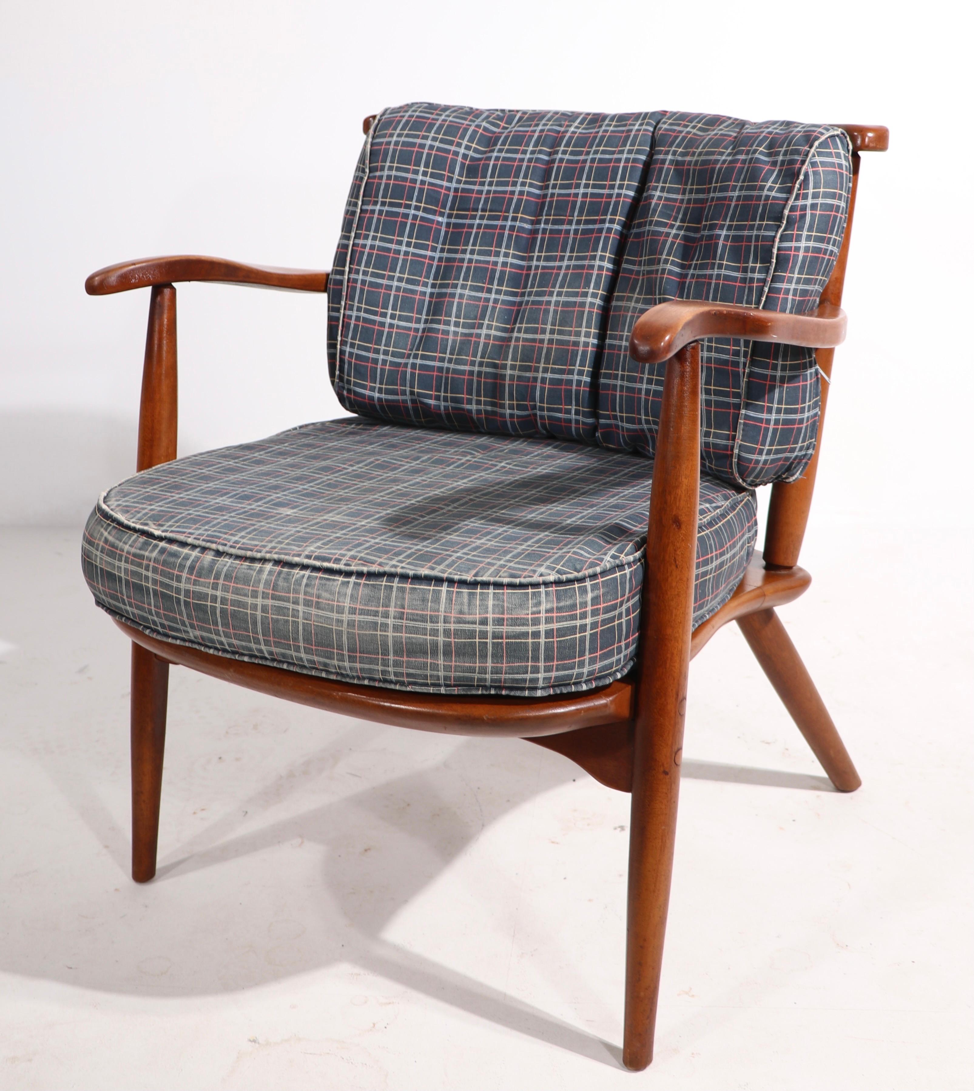 Klassischer Cushman-Sessel mit Ahorngestell im Kolonialstil, der Herman de Vries zugeschrieben wird. Dieses Exemplar ist in sehr gutem, originalem Zustand und zeigt nur leichte kosmetische Abnutzungserscheinungen, die normal und altersgemäß sind,