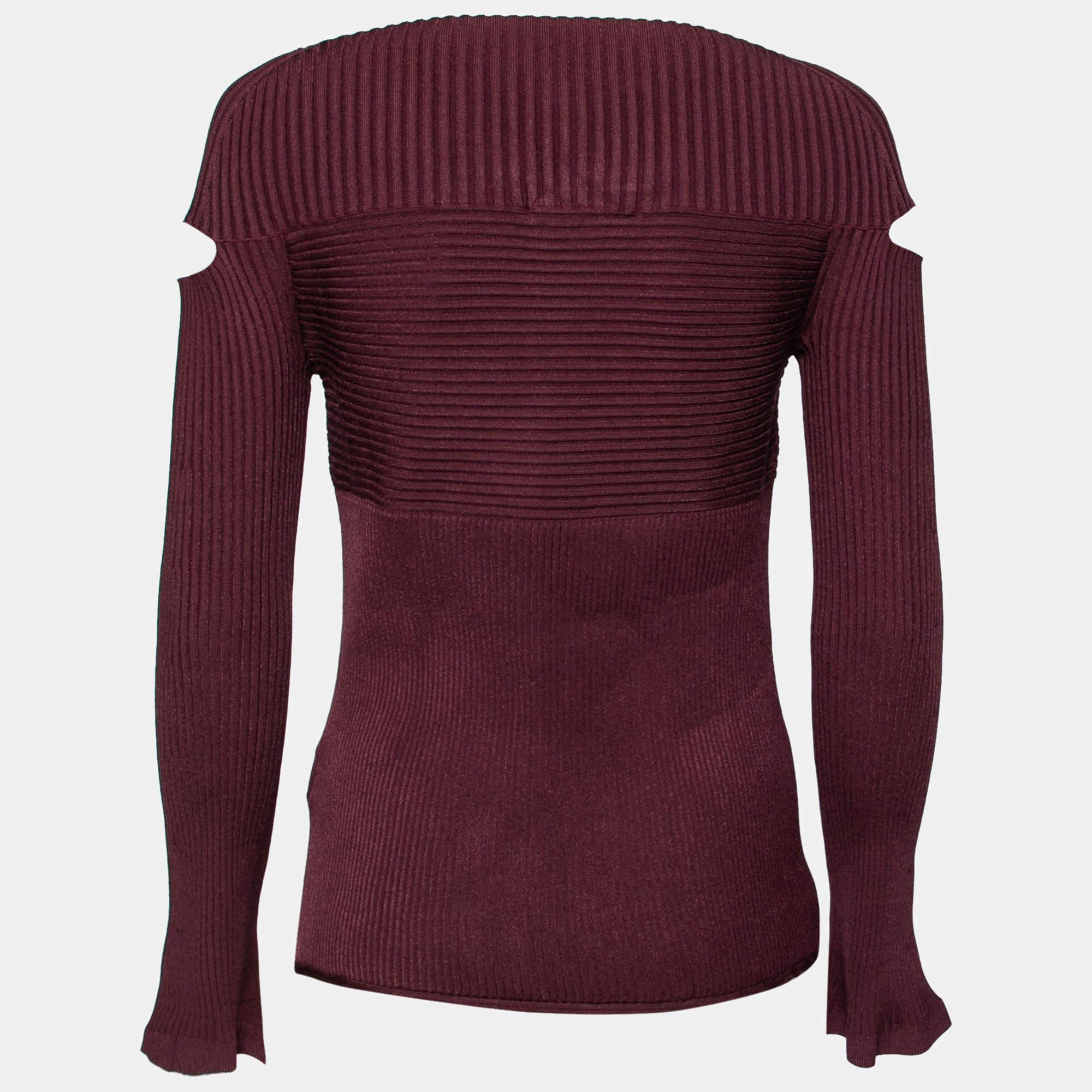 From Cushnie et Ochs comes this burgundy sweater that is switched from quality materials. It features a rib knit design all over and is finished with long sleeves and cut outs. It will look super chic with jeans and block heels.