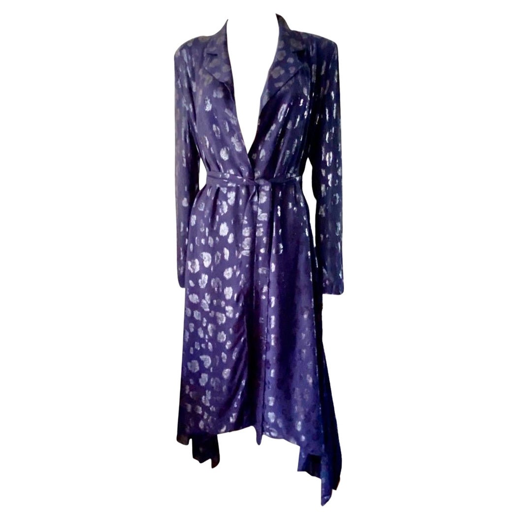 Un abito a portafoglio moderno e chic del nostro stilista contemporaneo preferito, Cushnie. La fama di disegnare abiti che le donne amano e vogliono indossare subito è il motivo per cui il marchio ha un seguito così fedele. Con un motivo ghepardo