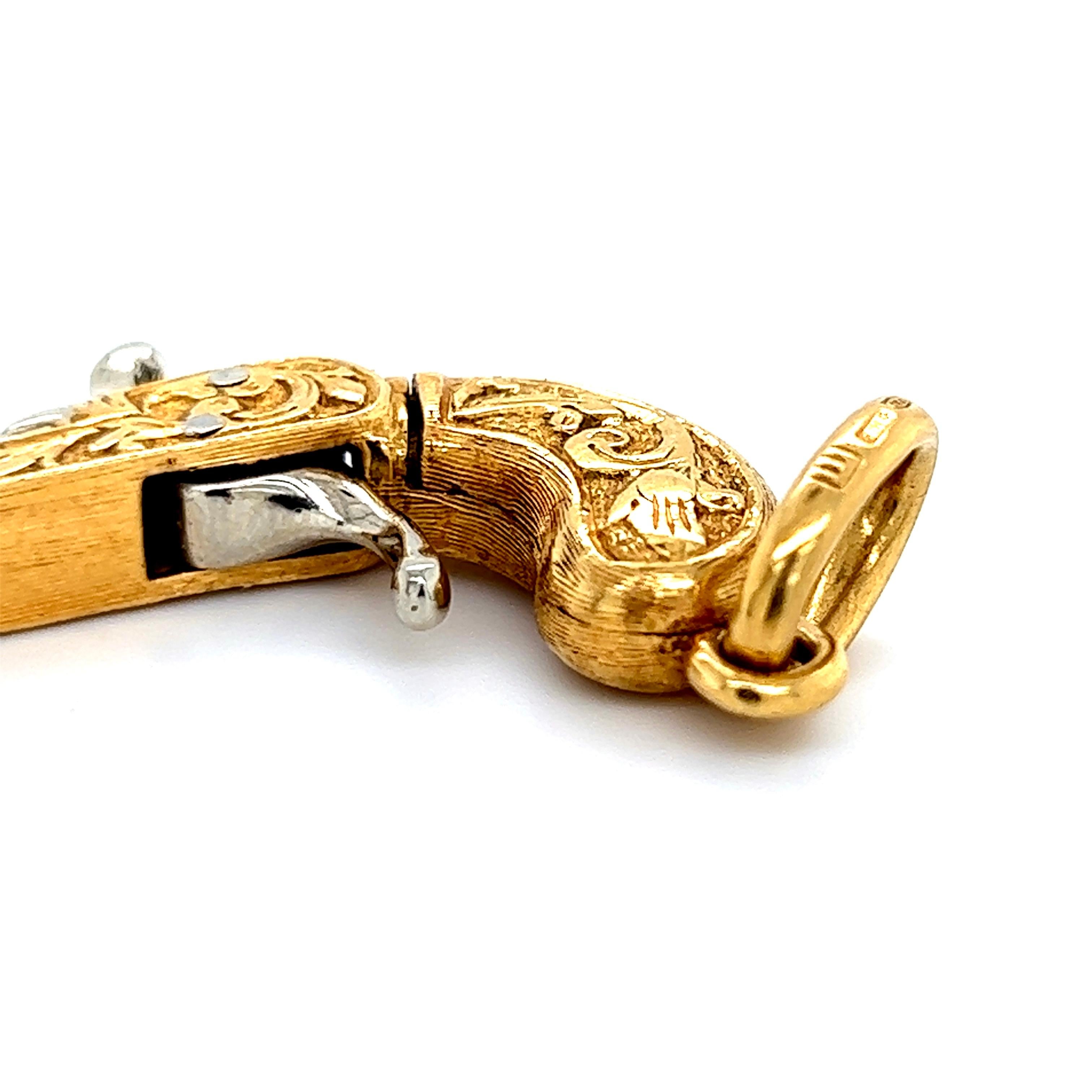 Cusi Milano Original 1960's 18 Karat Gold  Hand Engraved Gun Pendant In Excellent Condition In Valenza, IT