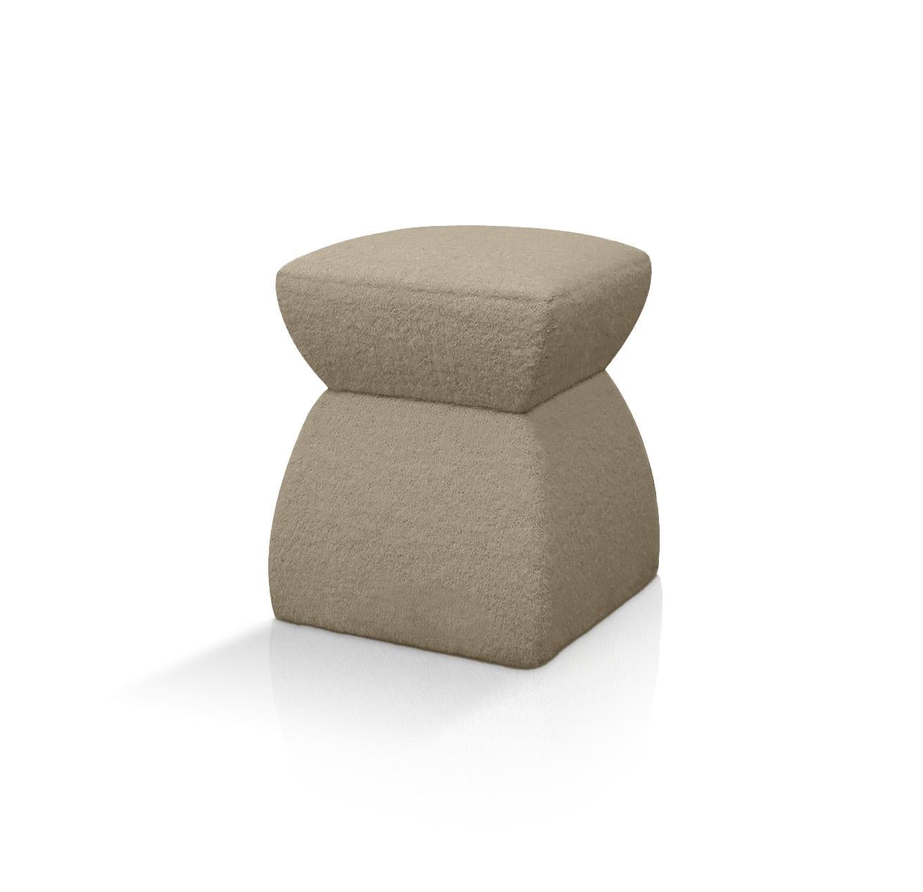 Dieser witzige und zugleich klassische Hocker ist eine Hommage an den rumänischen Bildhauer Constantin Brâncusi und seinen Beitrag zur Moderne. Er bezieht sich auf eines seiner berühmtesten Werke, die unendliche Säule. Hochwertige Leinwandgewebe aus