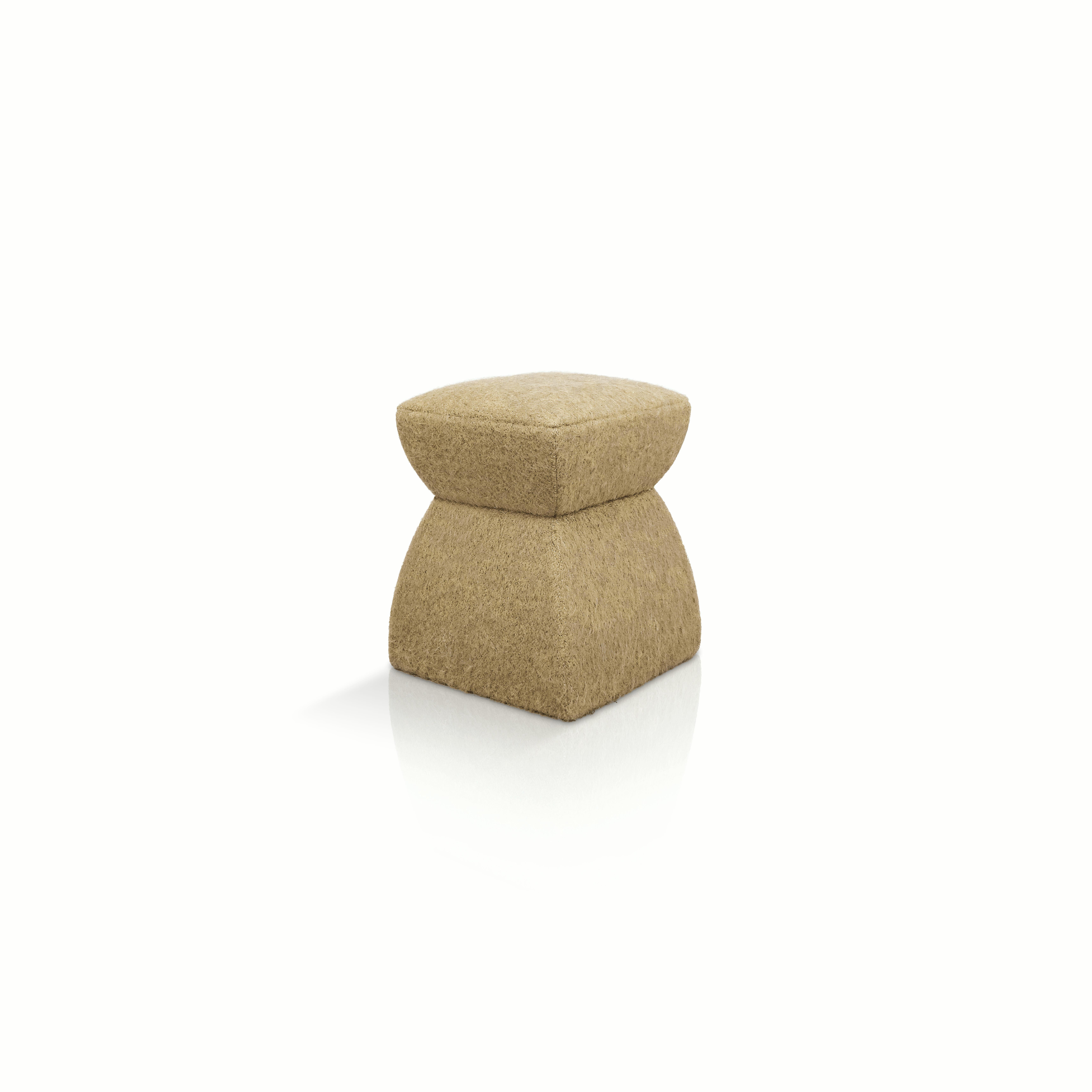 Dieser witzige und zugleich klassische Hocker ist eine Hommage an den rumänischen Bildhauer Constantin Brâncusi und seinen Beitrag zur Moderne. Er bezieht sich auf eines seiner berühmtesten Werke, die unendliche Säule. Hochwertige Leinwandgewebe aus