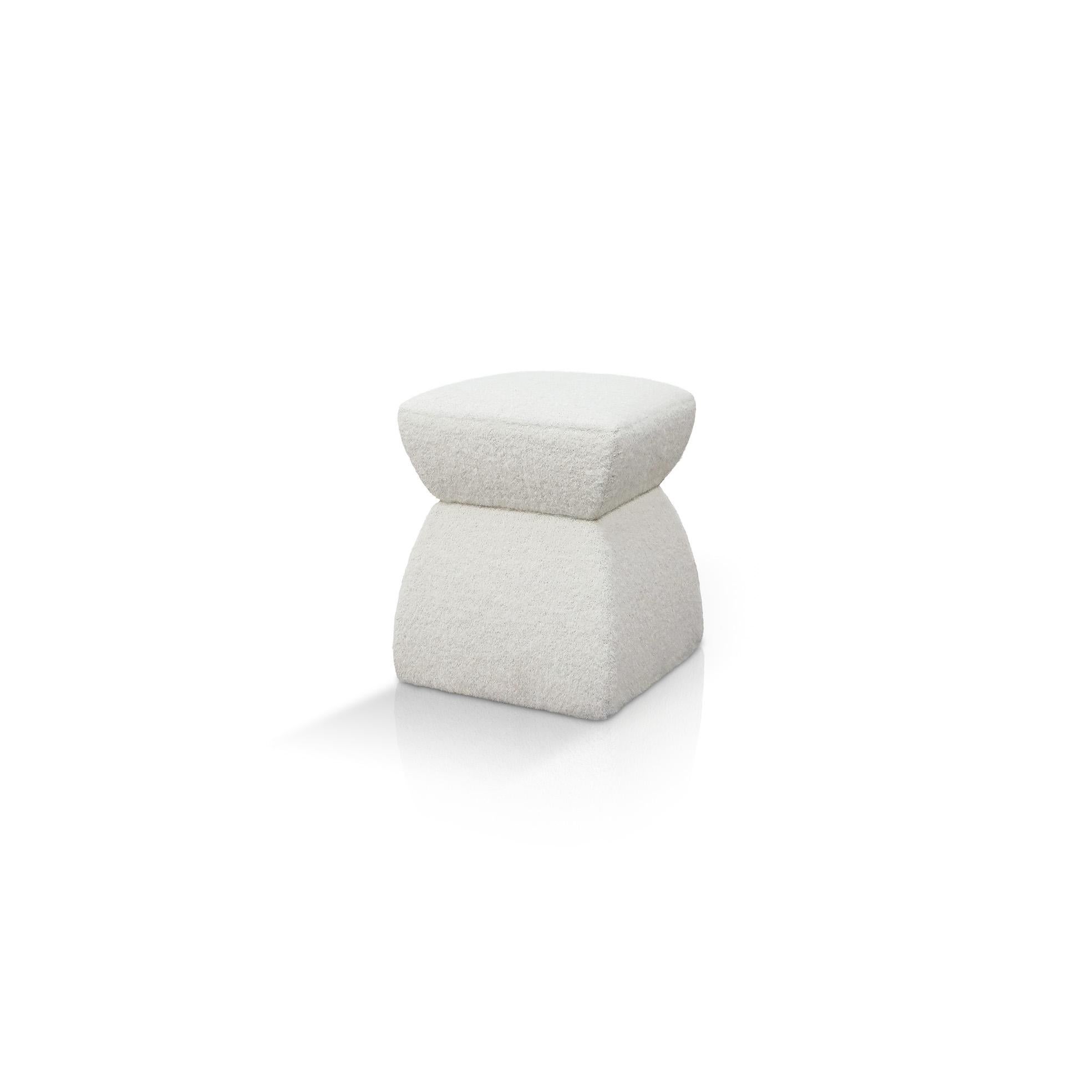 Ce pouf amusant et classique est en effet une célébration de la contribution du sculpteur roumain Constantin Brâncusi au modernisme:: faisant référence à l'une de ses œuvres les plus célèbres:: Infinite Column. Des tissages unis de haute qualité en