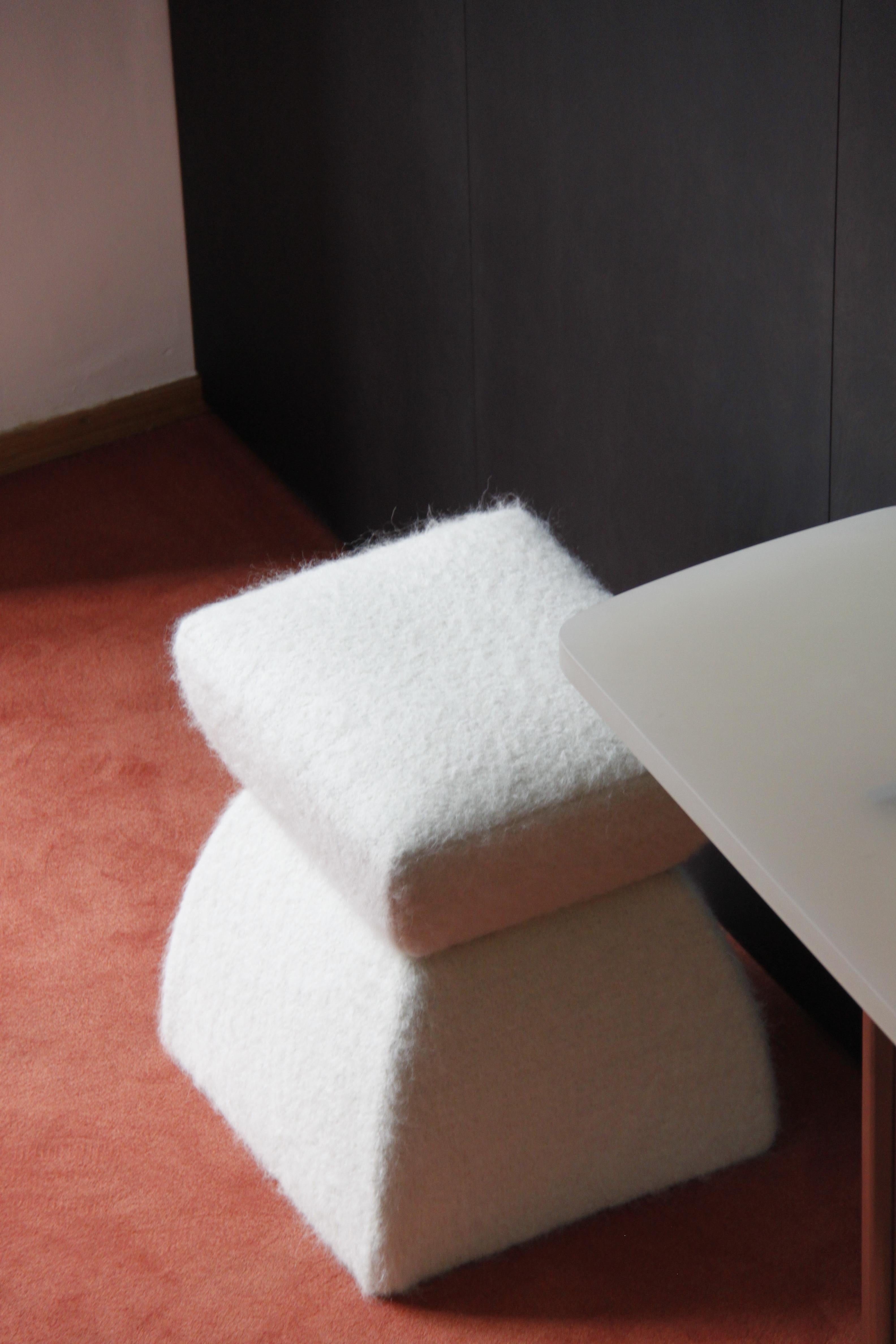 Tissage pouf 'Cusi' en mohair blanc