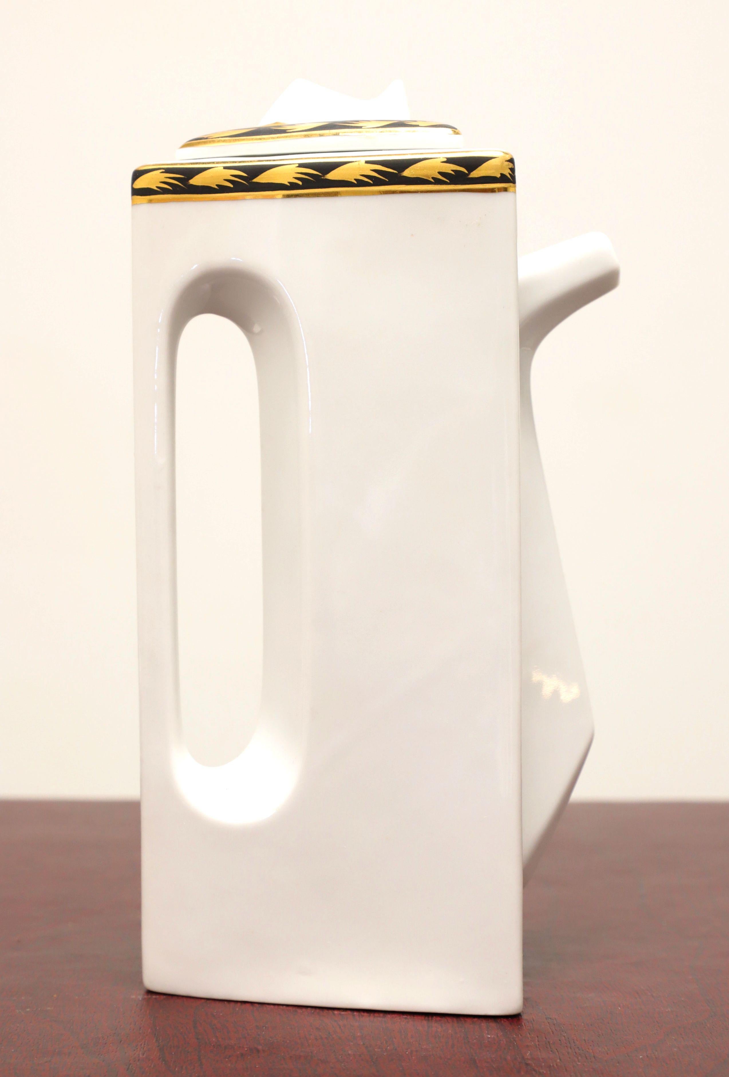 Modernes Kaffee- und Dessertservice für fünf Personen im Stil der Mitte des 20. Jahrhunderts von Cusins. Feines Porzellan, weiß mit schwarzer und goldener Bänderung mit Blattmuster, bestehend aus dreizehn Teilen: Kaffeekanne mit Deckel,