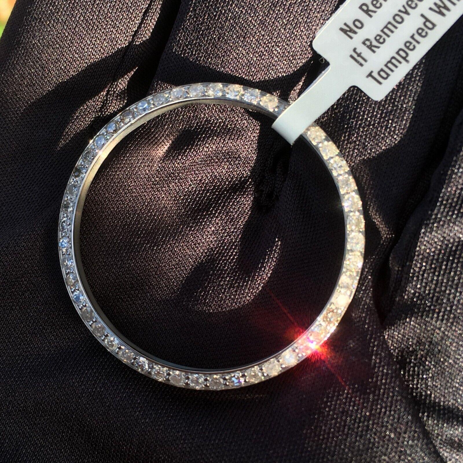 Lunette personnalisée en diamant de 1,30 carat pour les modèles de montres Rolex Date 34 mm en acier inoxydable. Cette lunette en diamant est livrée dans une boîte à bijoux en velours.
 
Environ 1,30 carats de véritables diamants ronds naturels SI-I