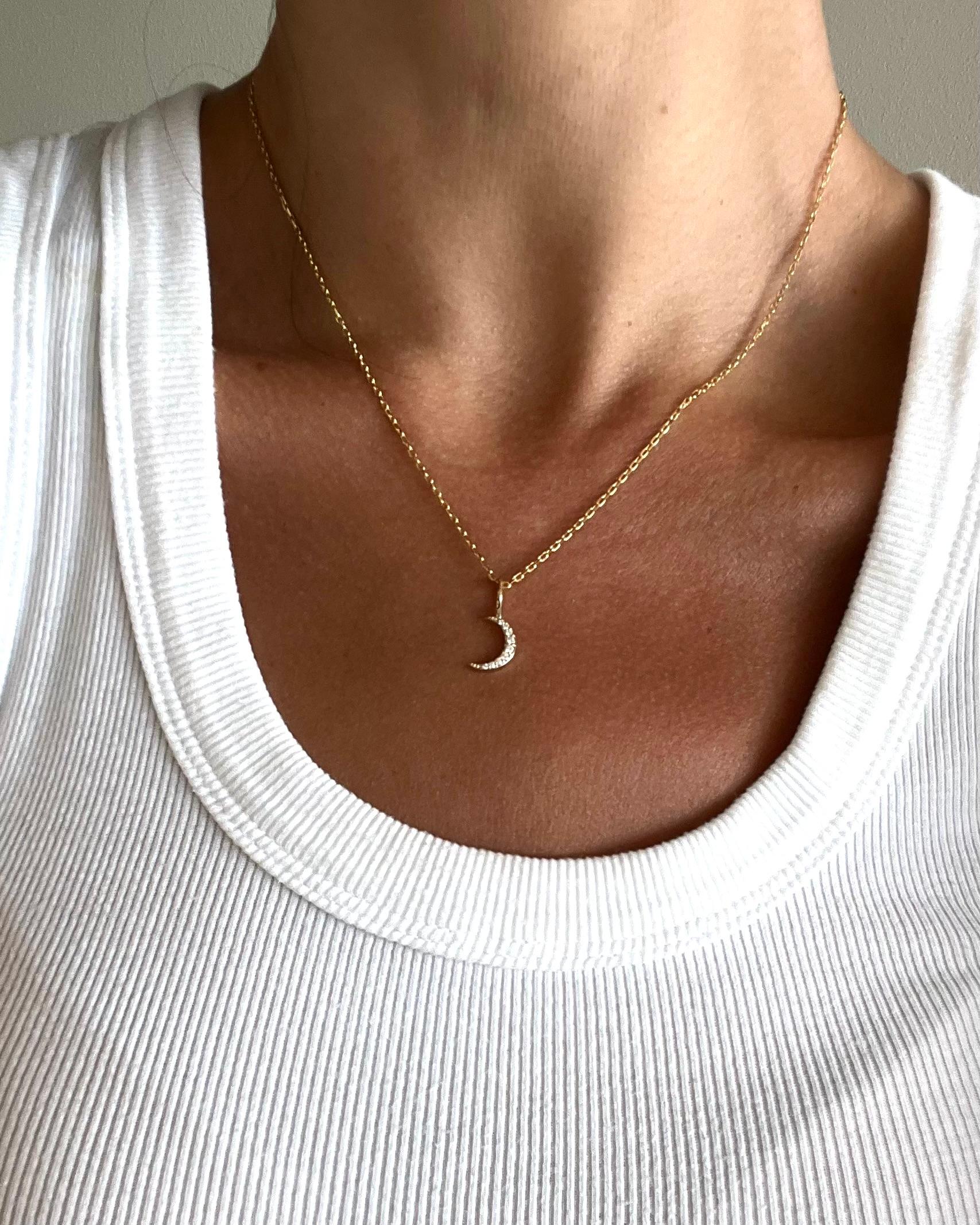 ZEITLICH BEGRENZTER SOMMERSCHLUSSVERKAUF

Diese zeitlose Kabelkette ist aus massivem 14-karätigem Gelbgold gefertigt und wird durch unseren charakteristischen doppelseitigen Diamantverschluss mit Handpavé und den halbmondförmigen Diamantanhänger