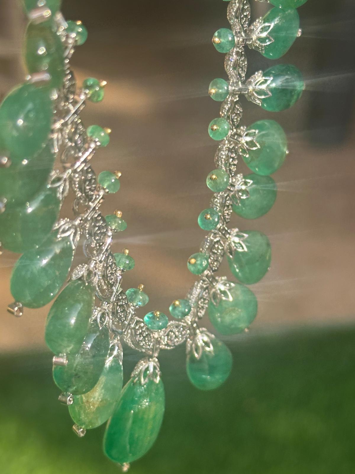 Collana personalizzata con smeraldo e diamante in oro 14k 
Peso lordo 80.257 grammi 
Oro 14k 27,297 g 
Peso totale dello smeraldo 296,85 carati Smeraldo naturale dello Zambia
Smeraldo Cabochon Ovale gocce 187,65 carati
Perline di smeraldo rotonde