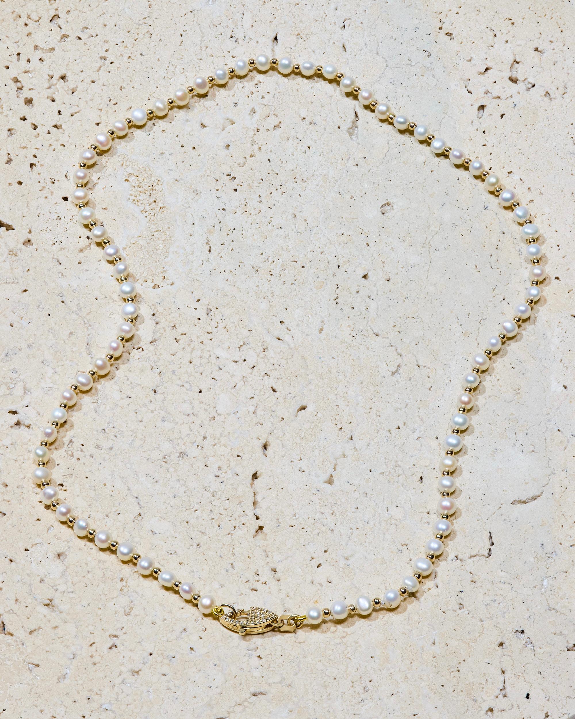 Taille ronde Custom 14k Gold Freshwater Pearl Necklace with Double-Sided Diamond Clasp en vente