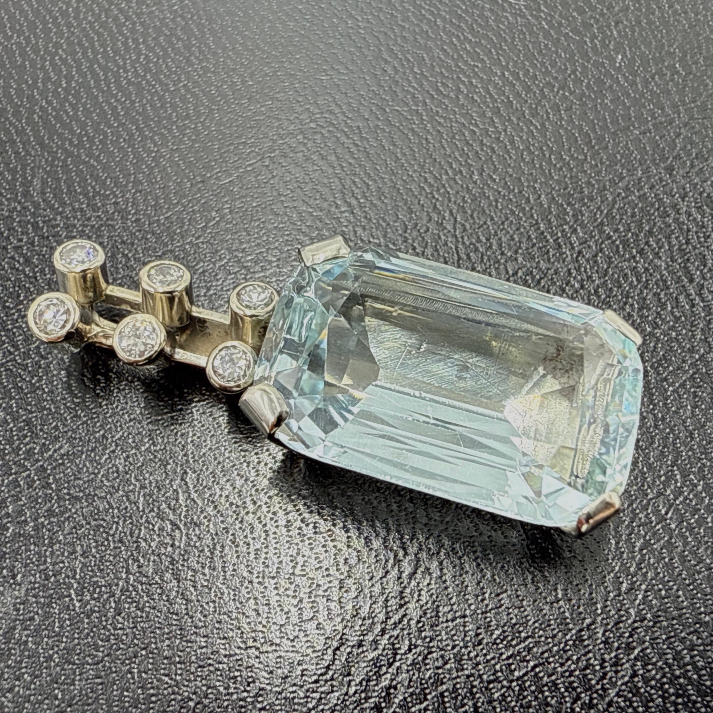 Custom 14K White Gold Aquamarine & Diamond Pendant 16.29TCW Corte esmeralda en venta