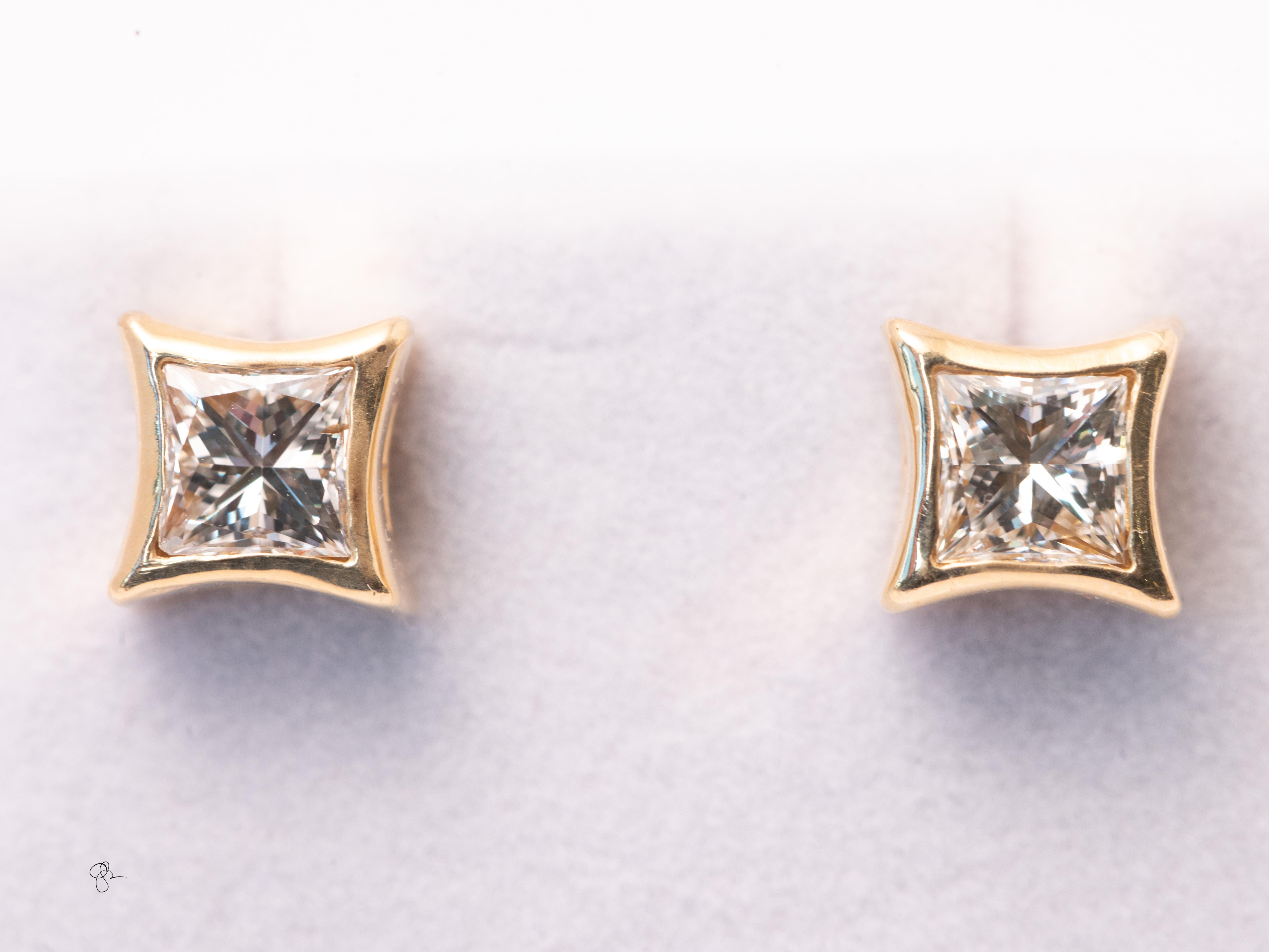 Taille princesse Boucles d'oreilles en or jaune 14k Princesse Diamant .85ct GHI SI Modern en vente