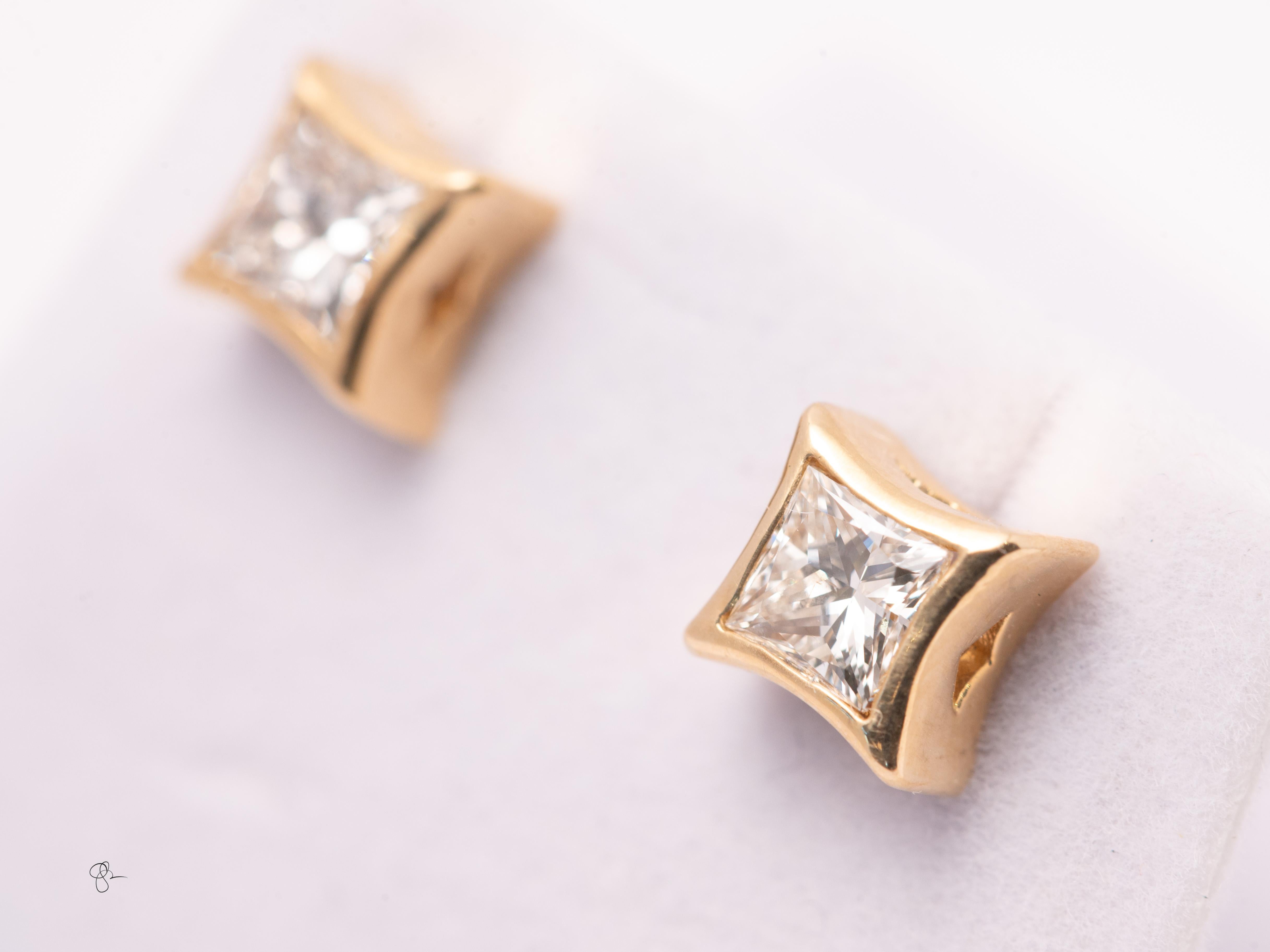 Boucles d'oreilles en or jaune 14k Princesse Diamant .85ct GHI SI Modern Excellent état - En vente à Tucson, AZ