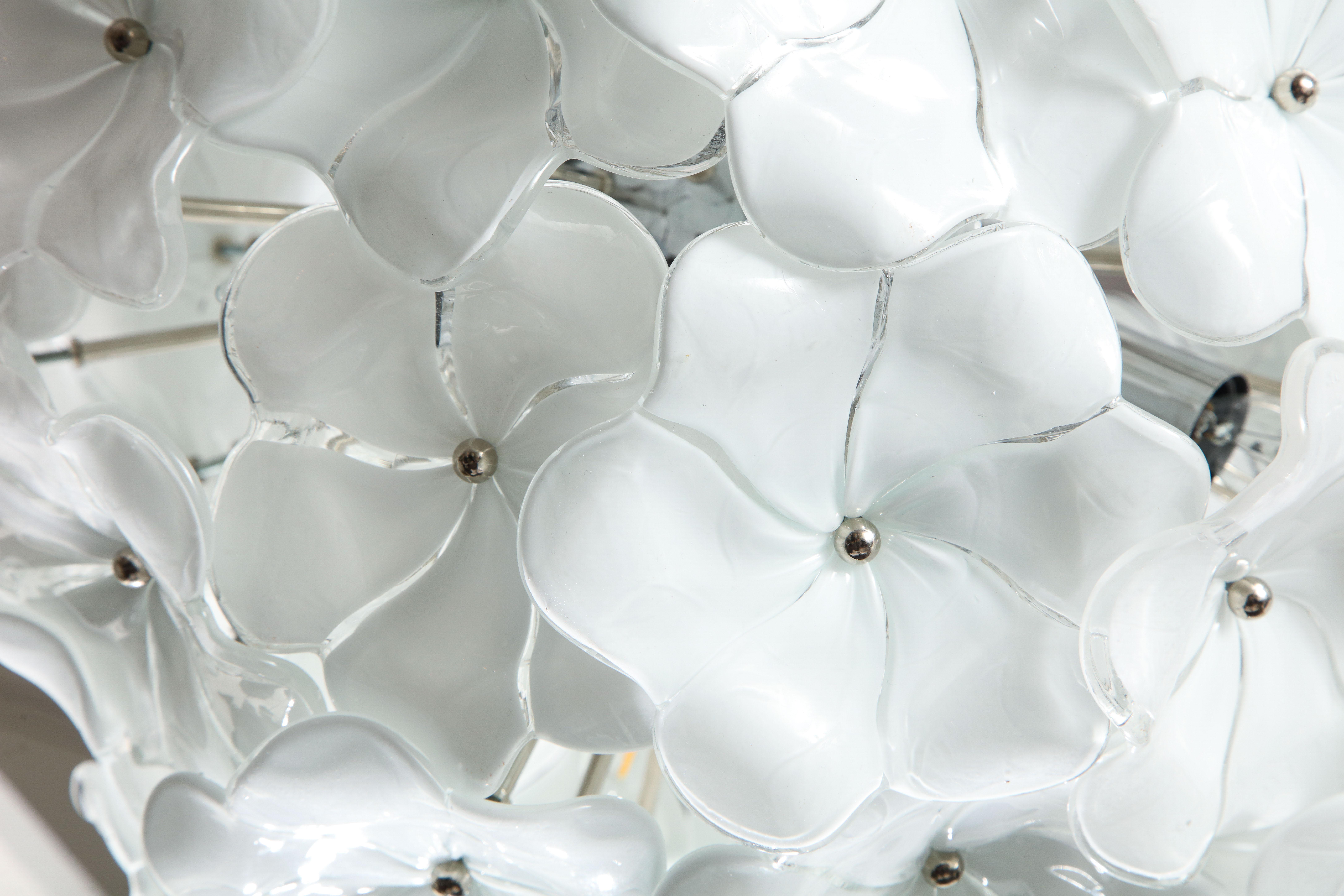 Lustre rond en verre de Murano blanc à fleur de lotus de 18 pouces sur mesure en vente 3