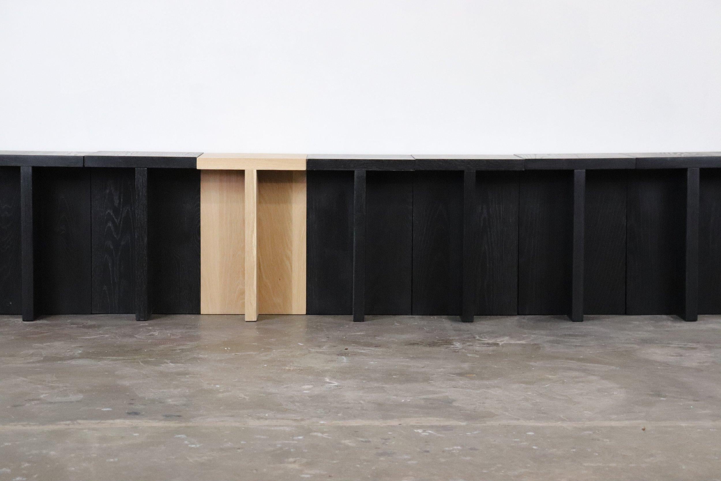 Tabouret / table d'appoint en bois massif en chêne blanc avec plateau carré. D'un design épuré et minimal, ces tabourets sont fabriqués à la main à Portland, dans l'Oregon, avec une menuiserie à tenons et mortaises dans l'atelier de Material.