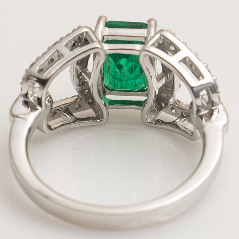 Women's Custom 18k White Gold 1.88ct Panjshir Afghan Emerald And Diamond Cocktail Ring For Sale