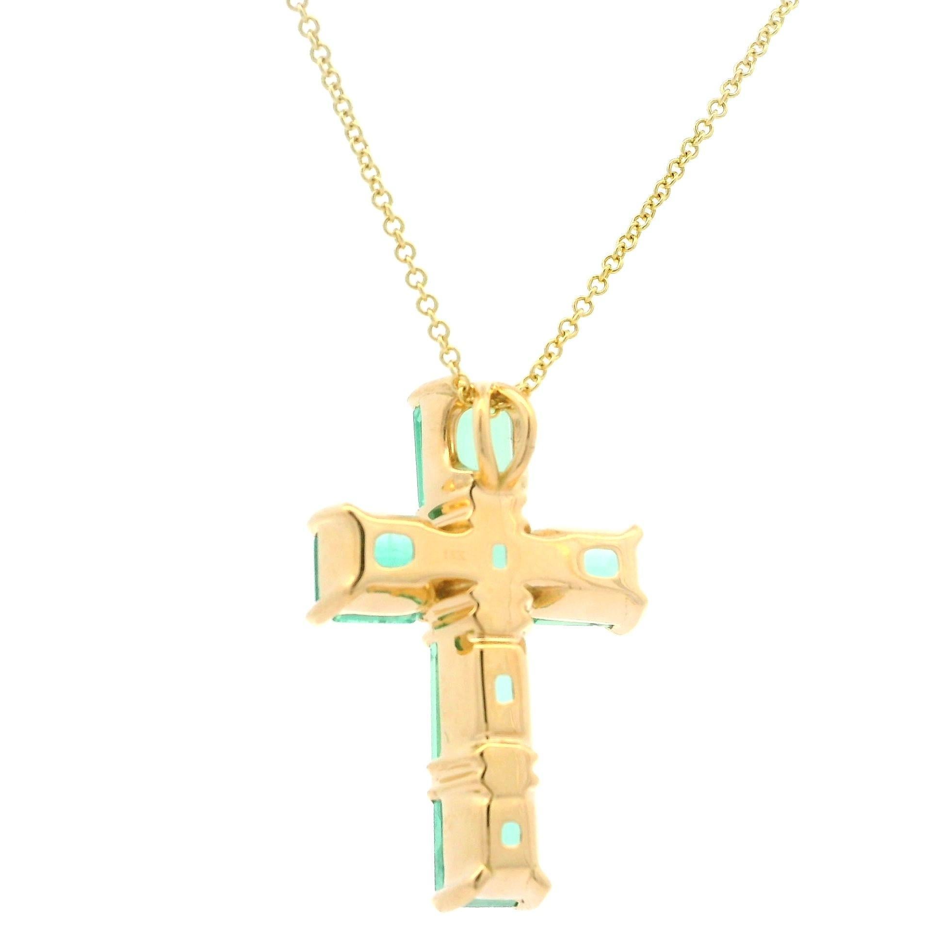 Taille carrée Collier pendentif croix en or jaune 18k personnalisé 6.97ctw Rectangular Square Emerald en vente