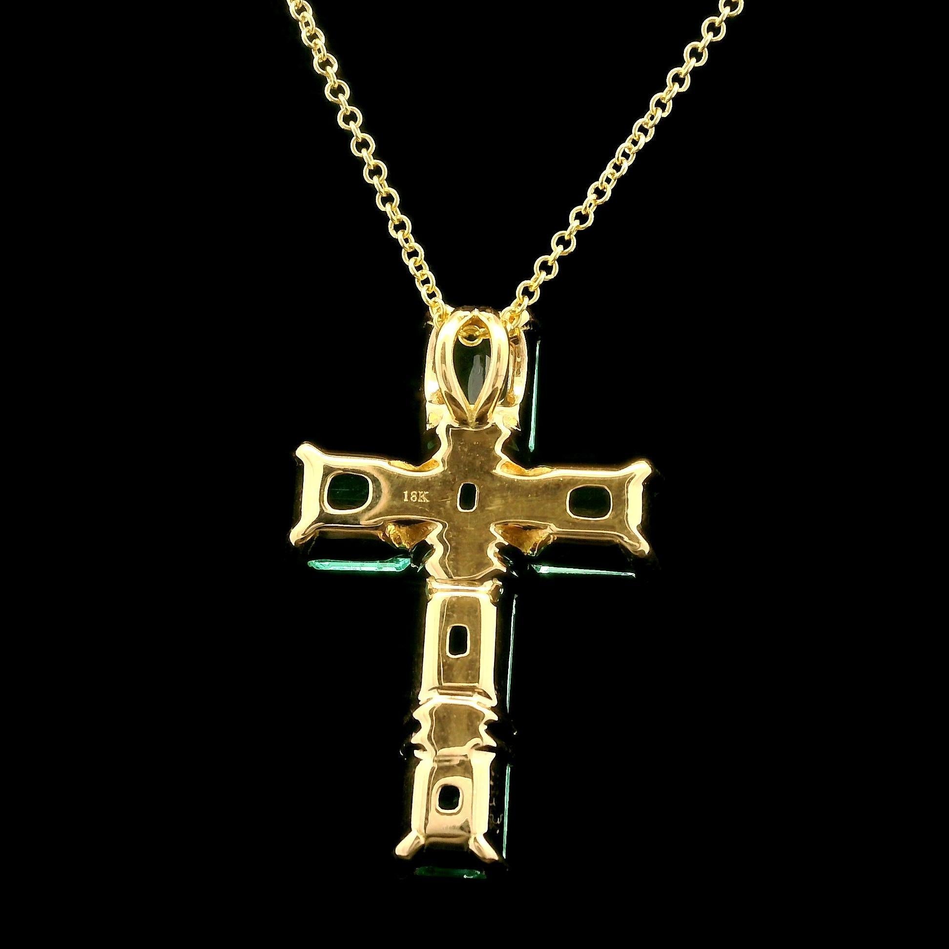 Collier pendentif croix en or jaune 18k personnalisé 6.97ctw Rectangular Square Emerald Pour femmes en vente